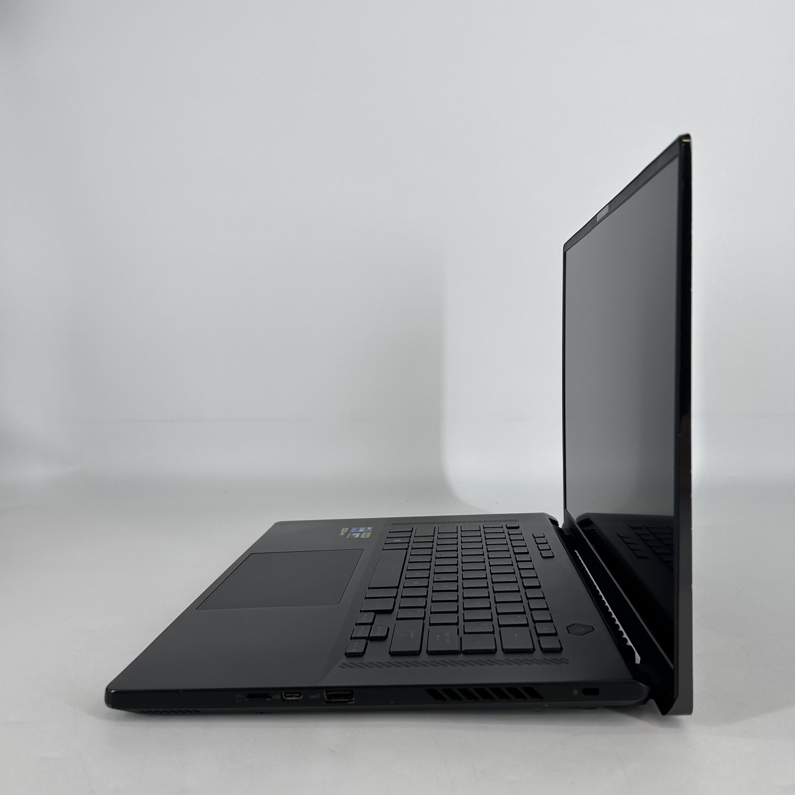 Asus ROG Zephyrus M16 GU604 16 240Hz QHD+ 2.6GHz i9-13900H 16GB 1TB SSD RTX 4070