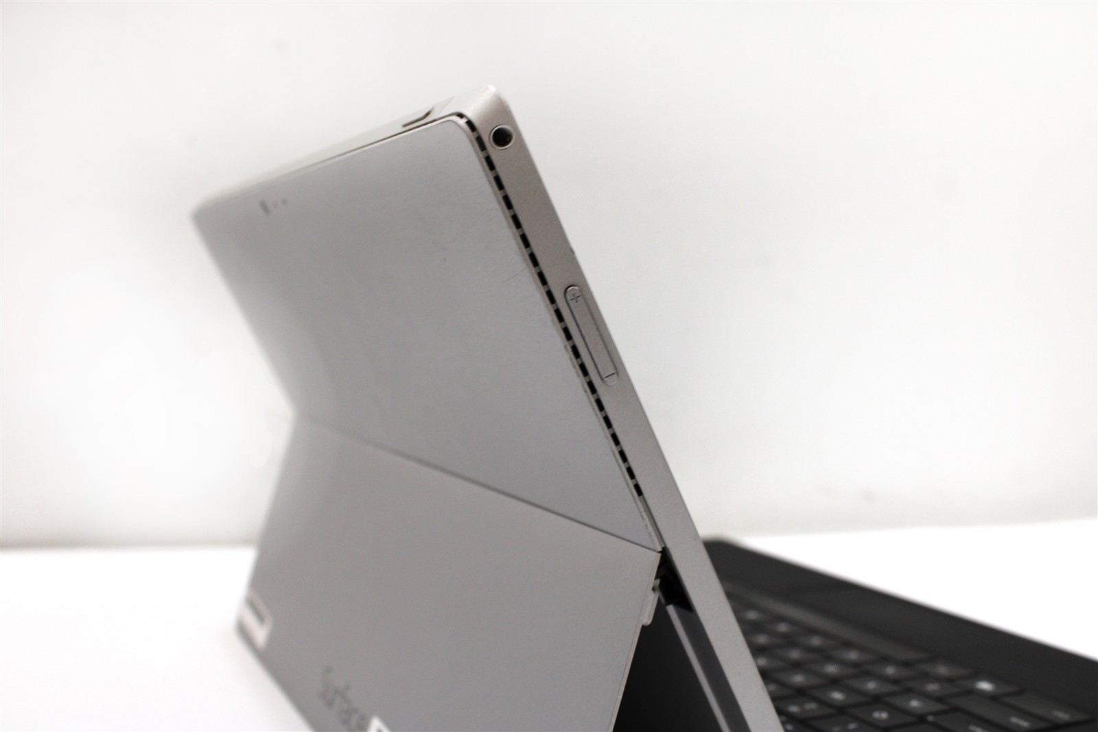 Microsoft Surface Pro 3 12″ i5-4300U 1.90GHz 4GB RAM 128GB SSD Windows 10 Pro