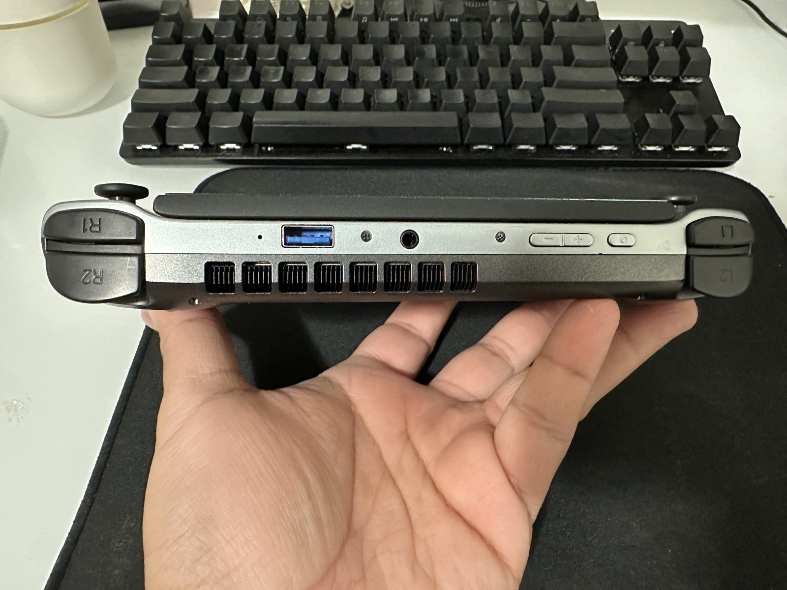 GPD Win 3 i7 16GB 1TB SSD 5.5in Win 11 w/ USB-C Dock, Box Black/Silver