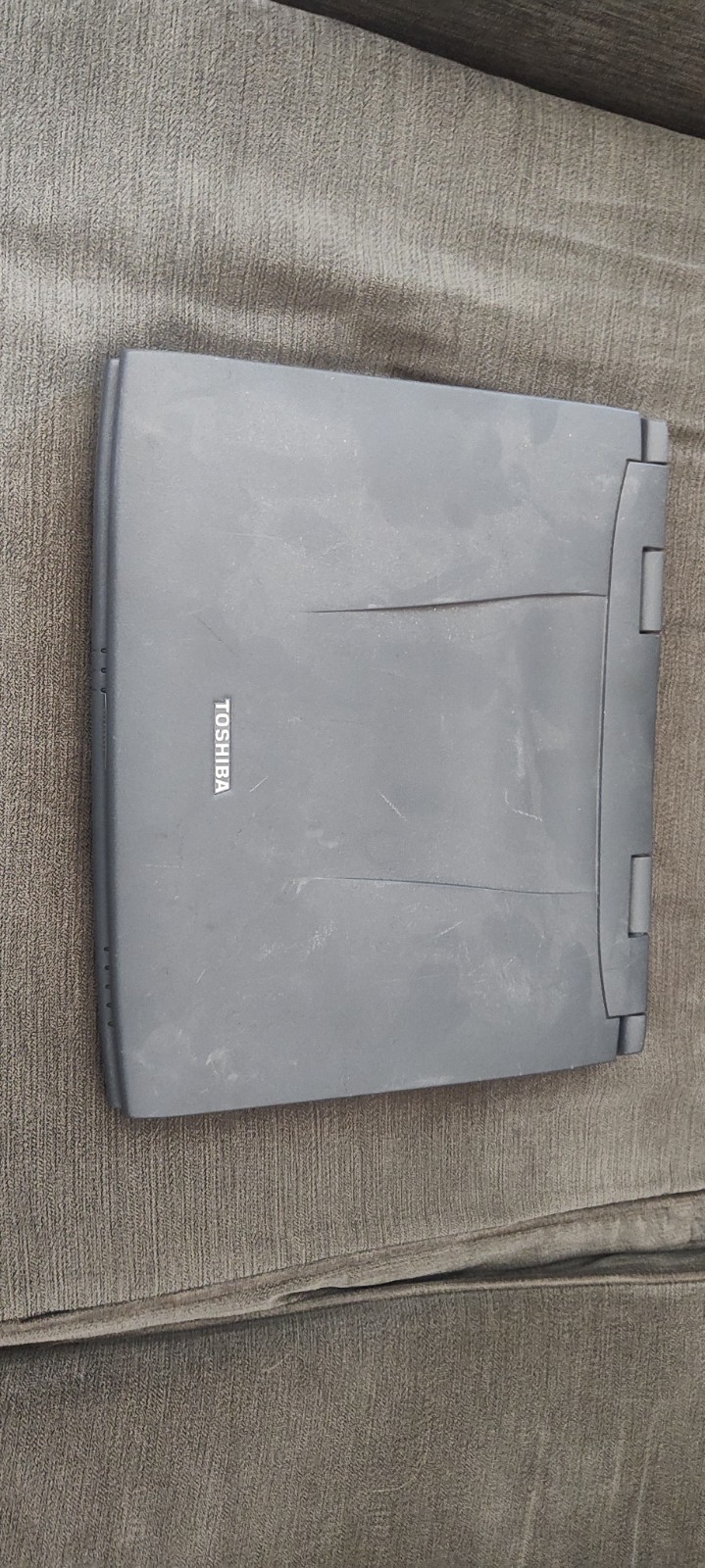 Toshiba Satellite 1555CDS Pentium 233MHz 32MB 3GB Win98 12in BROKEN, FOR PARTS
