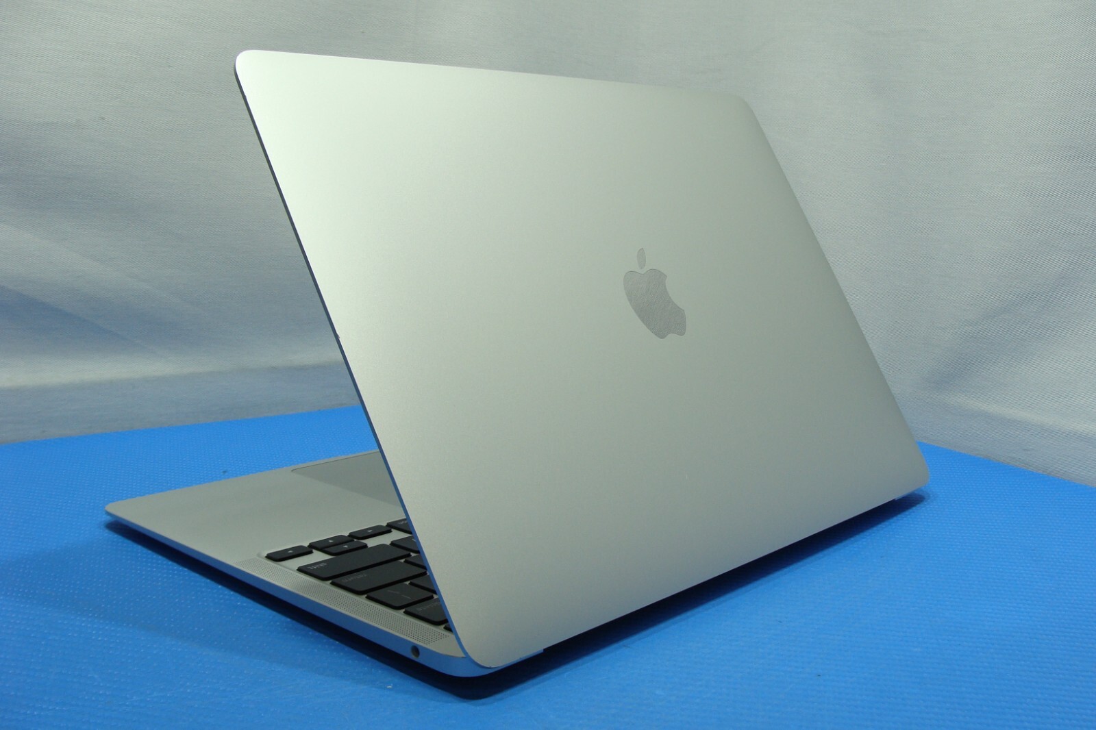Apple MacBook Air A2337 13.3″ M1 (2020) 8CPU/7GPU 8GB 256GB OS Sonoma +Charger