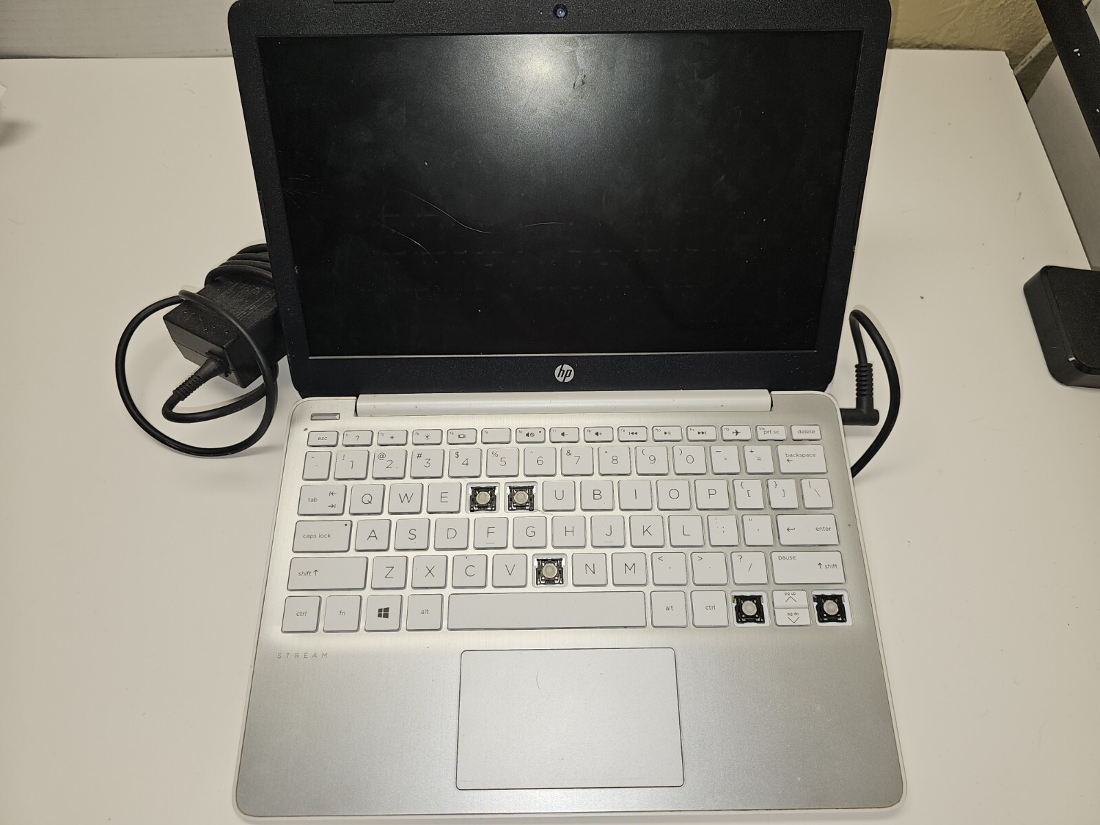 HP Stream 11.6 inch (32GB, Intel Celeron N, 1.10GHz, 4GB) Broken Screen