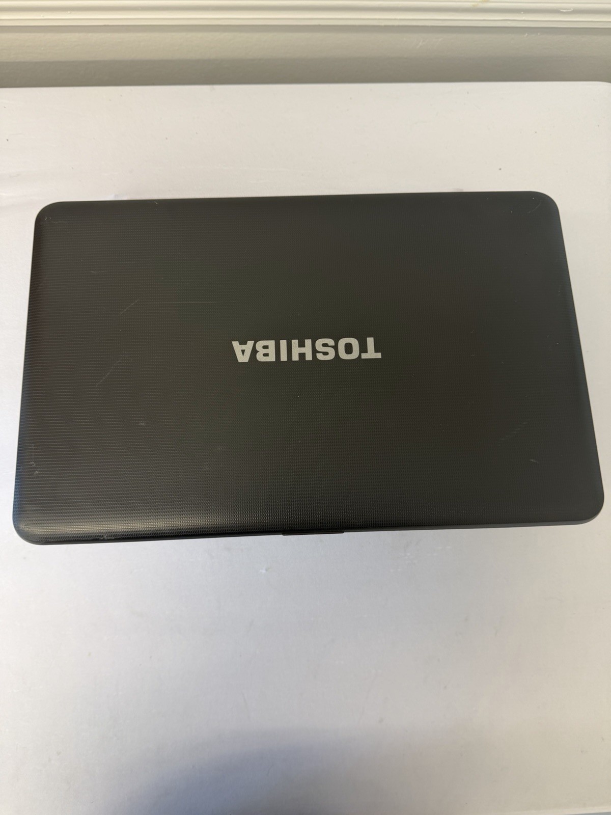 Toshiba Satellite Laptop – Good Screen – AMD E-300 – Read Des