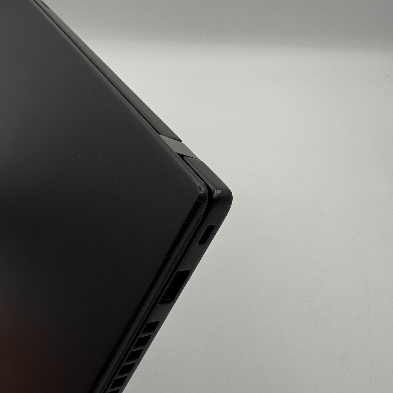 Lenovo ThinkPad T490s 14″ i7-8565U 16GB RAM 256GB SSD Win11 Pro Fingerprin Fair