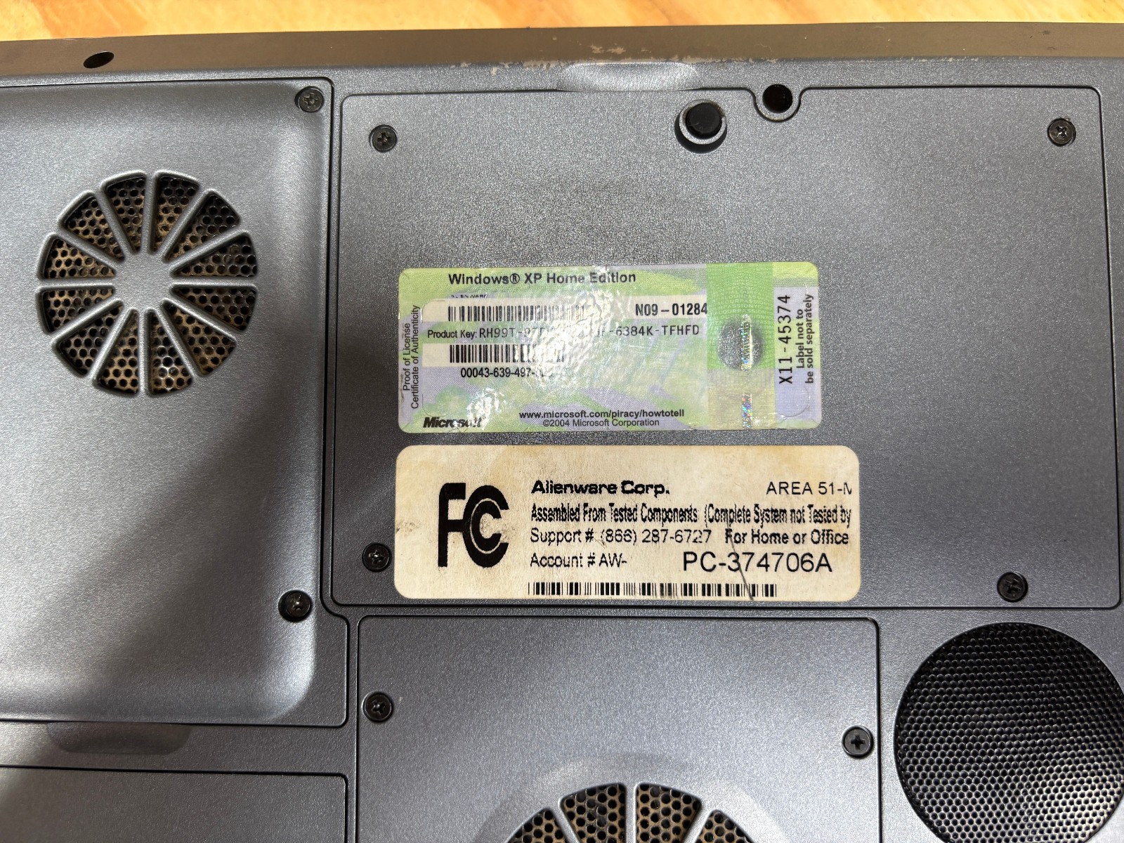 Alienware Area-51 m7700 Clevo D900T 17″ P4 3.4GHz Powers On No Display AS-IS