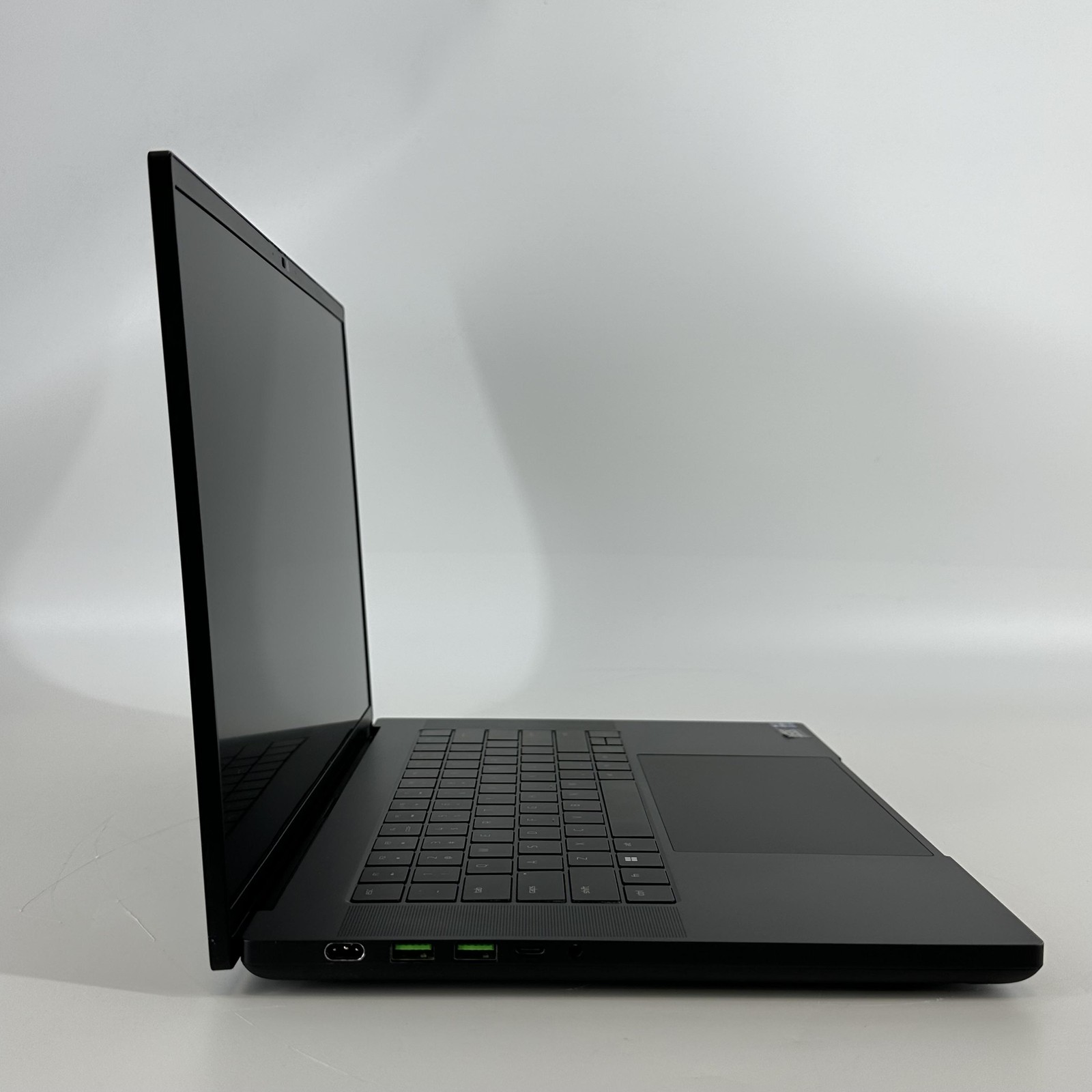 Razer Blade 16 120Hz UHD+ 2.2GHz i9-13950HX 32GB 1TB RTX 4070 Bad Vapor Chamber