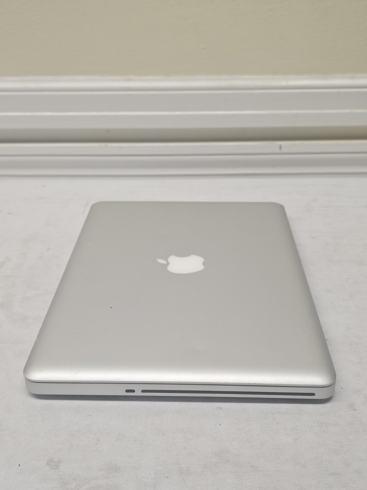 Apple MacBook Pro Laptop – Intel Duo P8700 – 4GB RAM – 256GB – Linux Mint