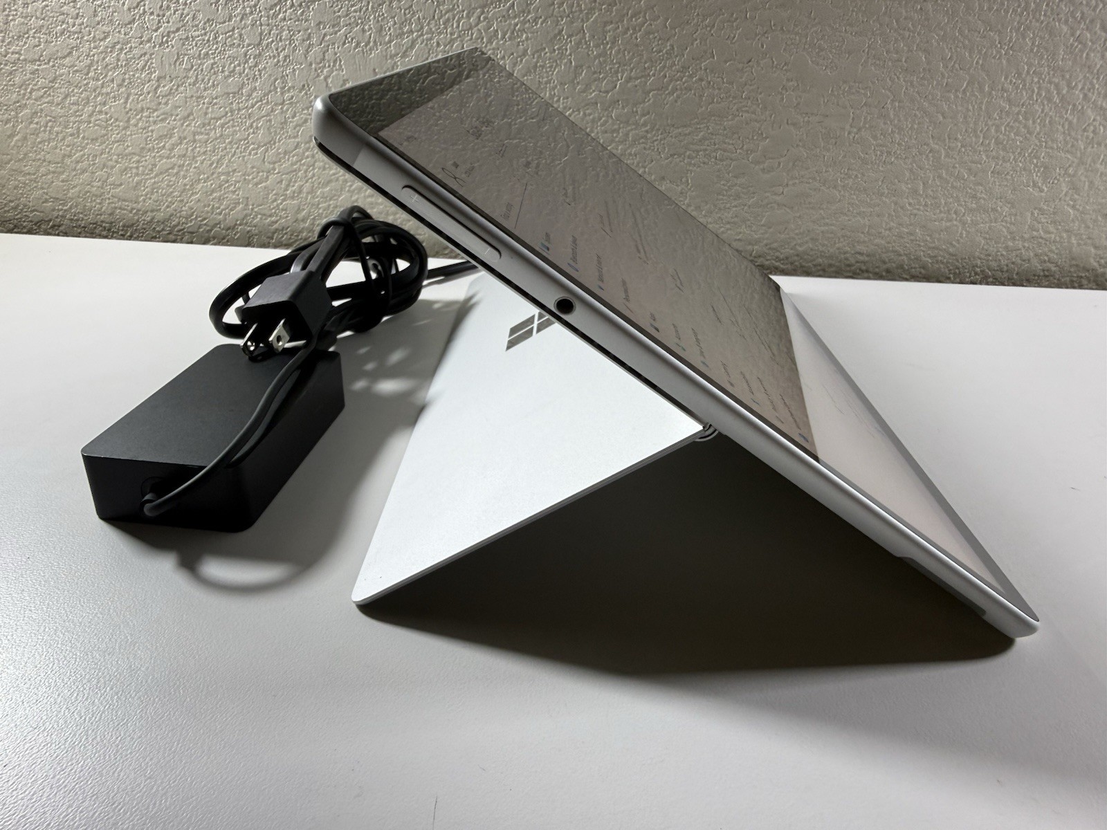 Microsoft Surface Pro 8 (1982) i5-1145G7 – 16GB RAM – 256GB 120Hz – Win 11 Pro