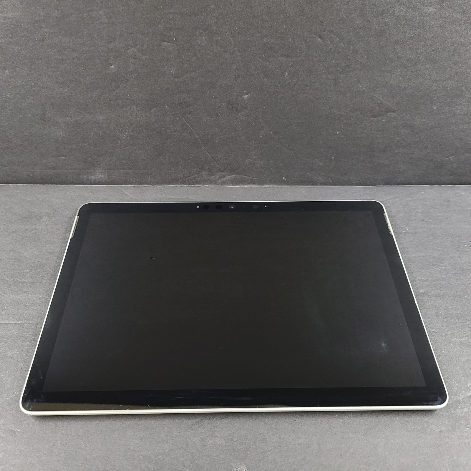 Surface Go 2 Laptop 10.5″ – Intel m3-8100Y CPU @ 1.10 GHz – 128GB SSD – 8GB RAM