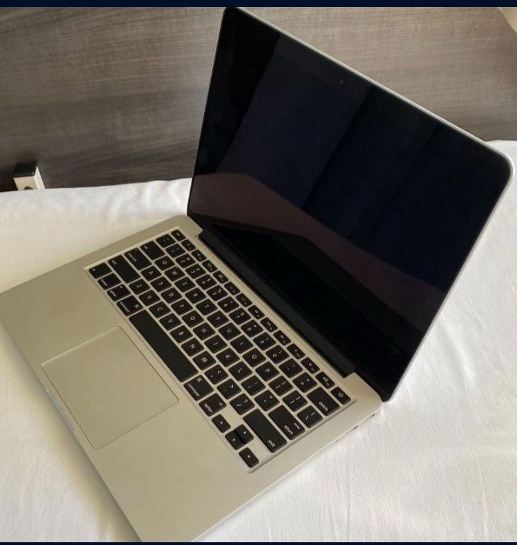 Apple MacBook Pro 13” – macOS 15.7.2 Sequoia – Low Battery Charge Cycles – MINT