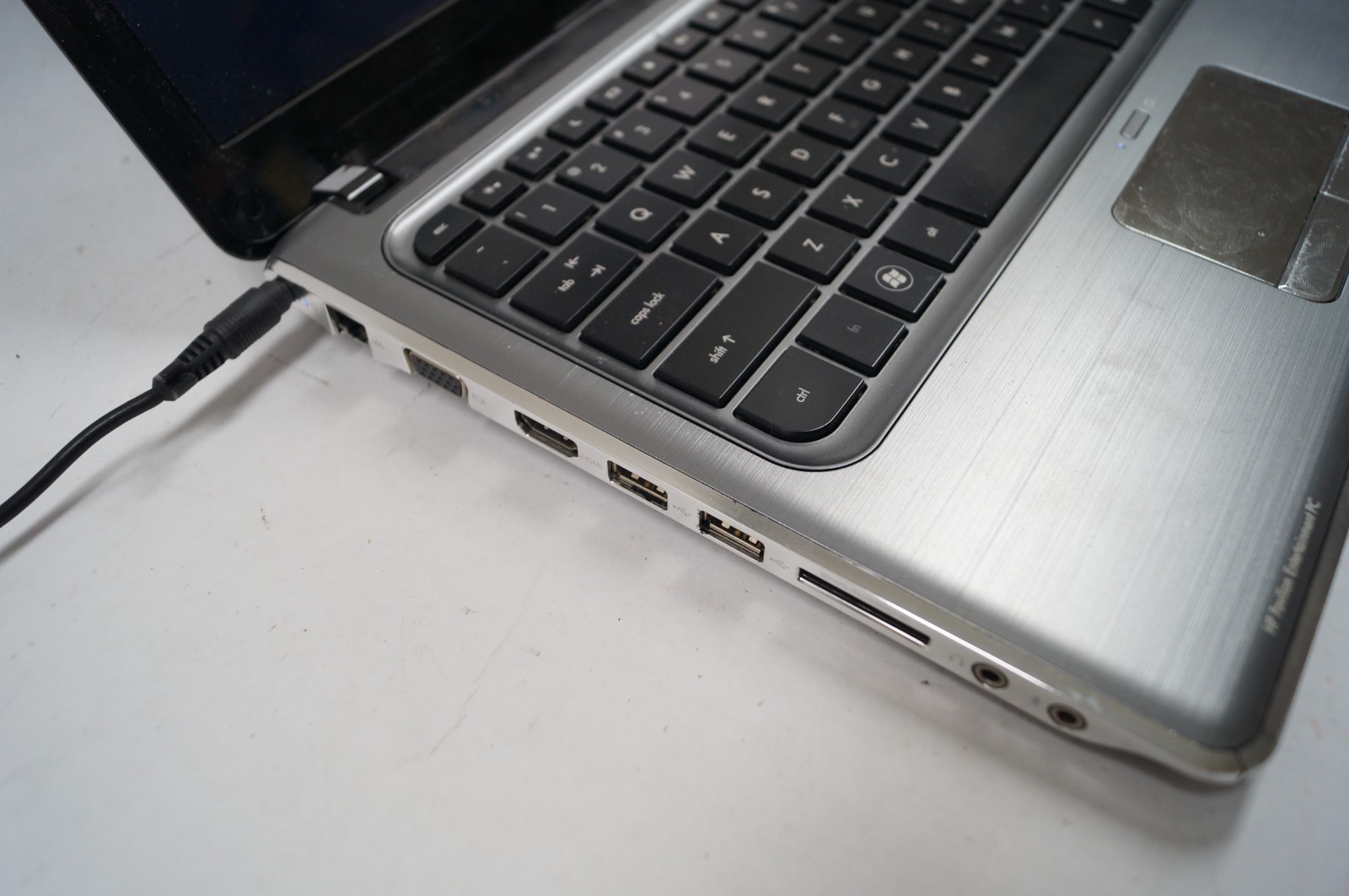 HP PAVILION DM3 13.25″ 1.6MHz 4GB Mem Win7 No HD Missing Bottom Cover PoR E112