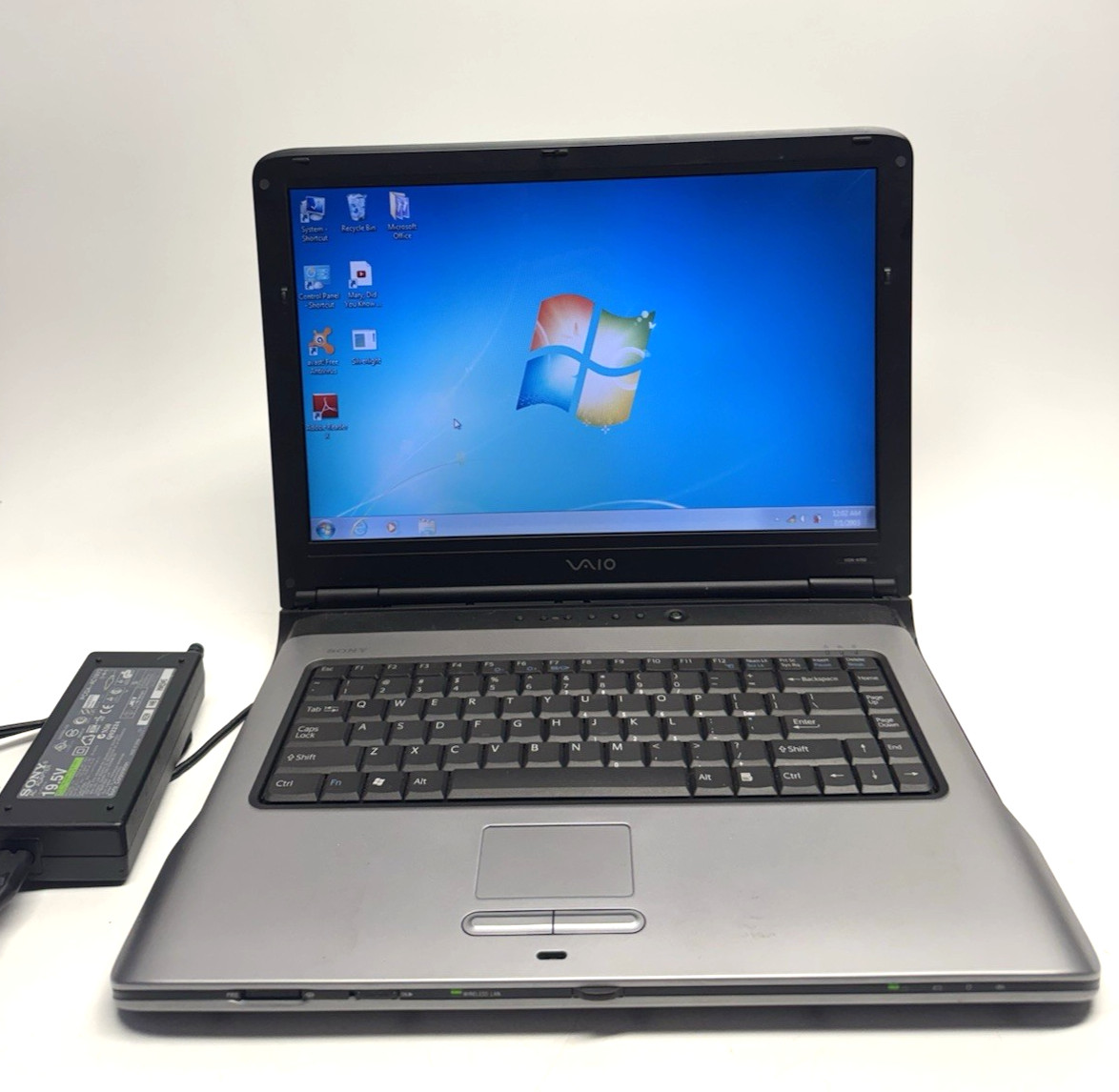 Vintage Sony Vaio PCG-8QEL Pentium Windows 7 DVD 1.25GB RAM 70GB Hard 15″