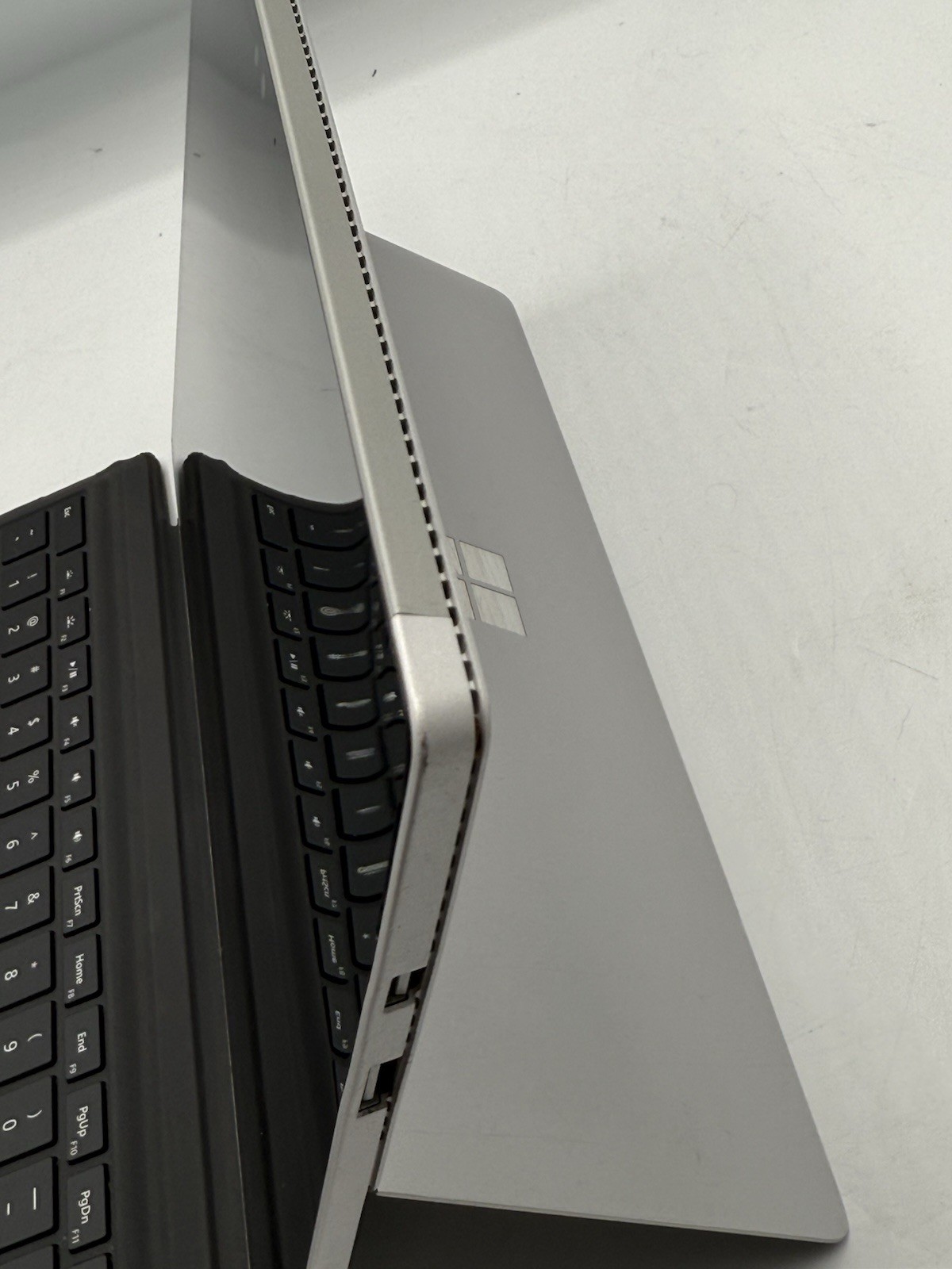 Microsoft Surface Pro 4 1724 12.3” Intel i5-6300U 4GB RAM 128GB SSD WIN10P