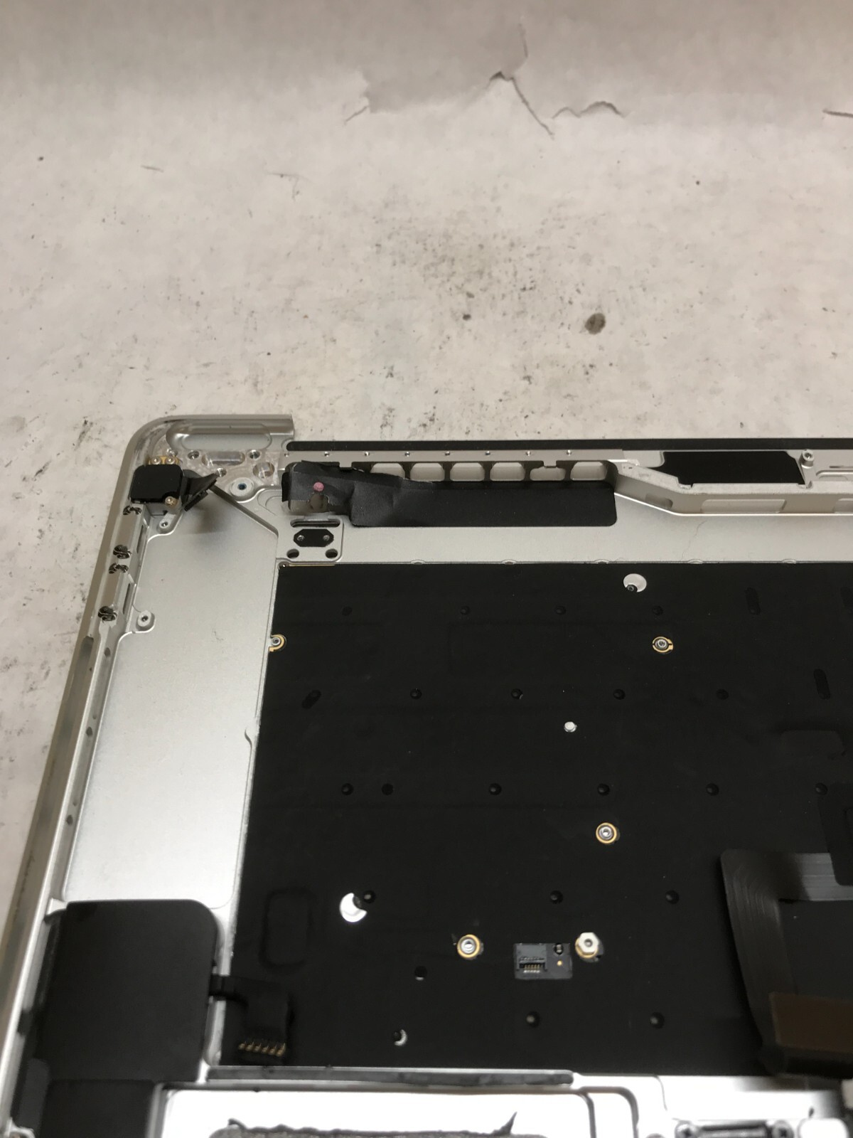 Apple MacBook Pro Touch/2018 A1990 Palmrest NO MOTHERBOARD For Parts/Repair – DW