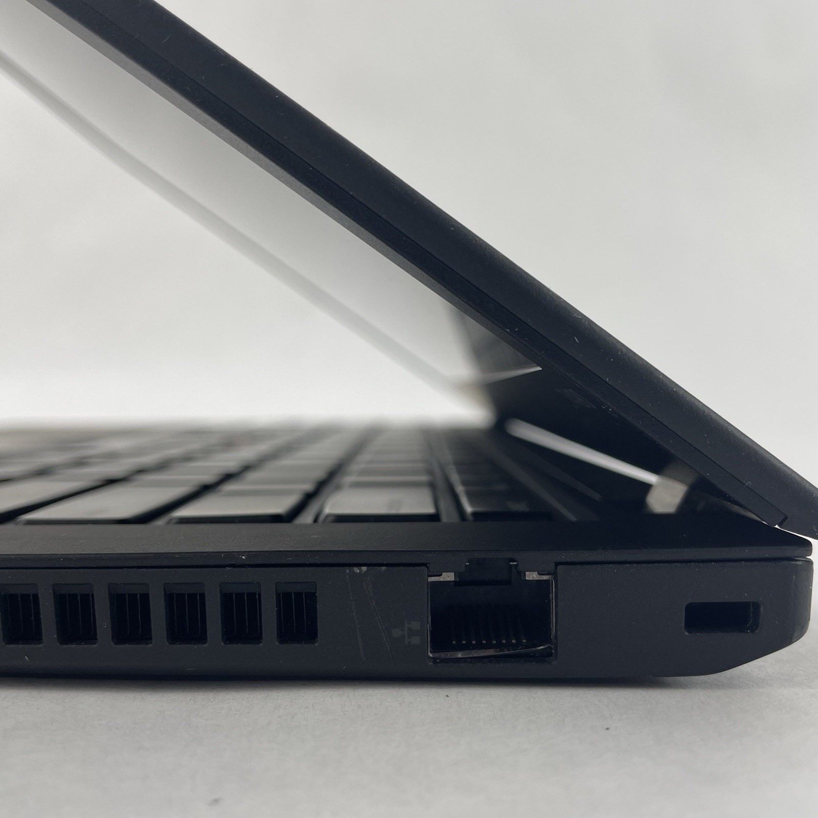 Lenovo ThinkPad T490 14″ i5-8365U 1.60 GHz 8 GB RAM No SSD/OS/AC