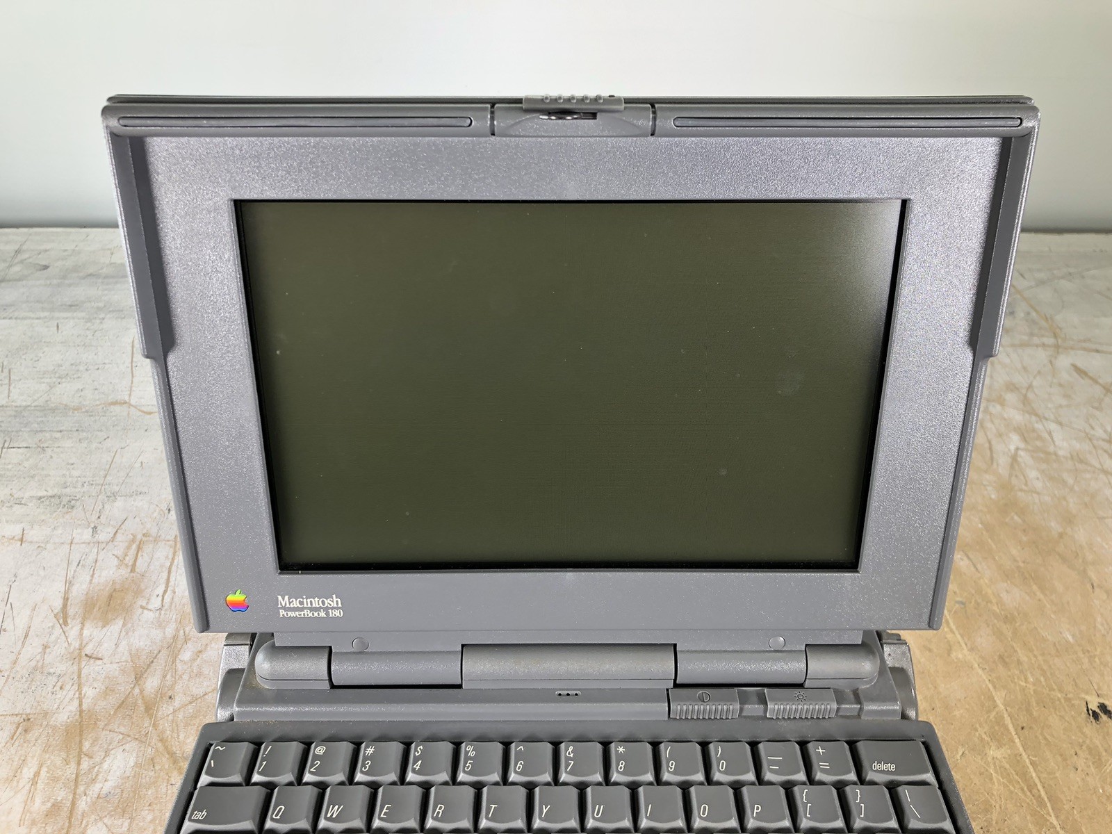 APPLE POWERBOOK 180 (M4440) 68030 @ 33Mhz, 4MB RAM, NO HDD/OS – (FOR PARTS)
