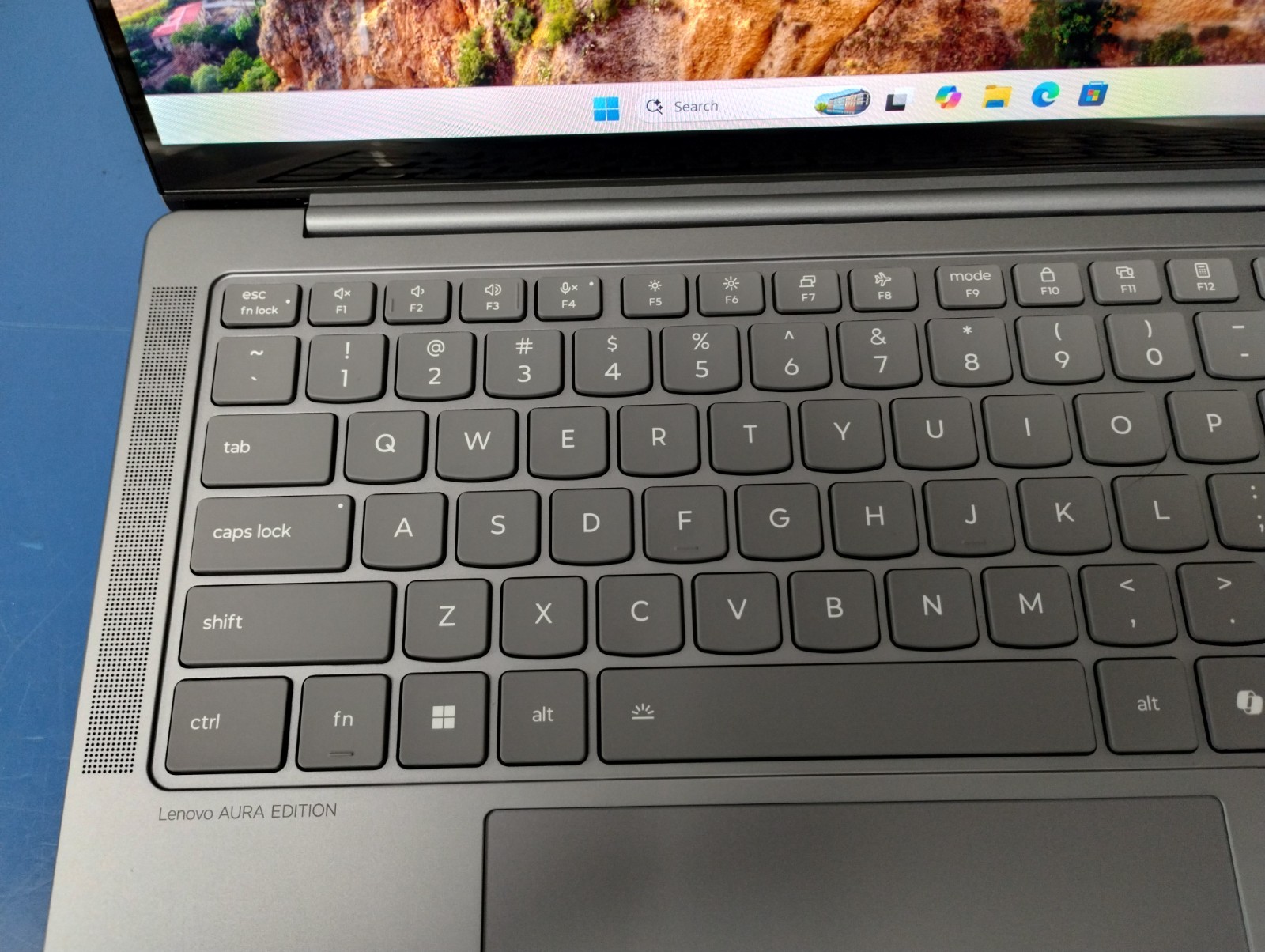 Lenovo Slim 7 14ILL10, Intel Core Ultra 7 258V, 2.20 GHz, 32 GB RAM, 1 TB NVMe