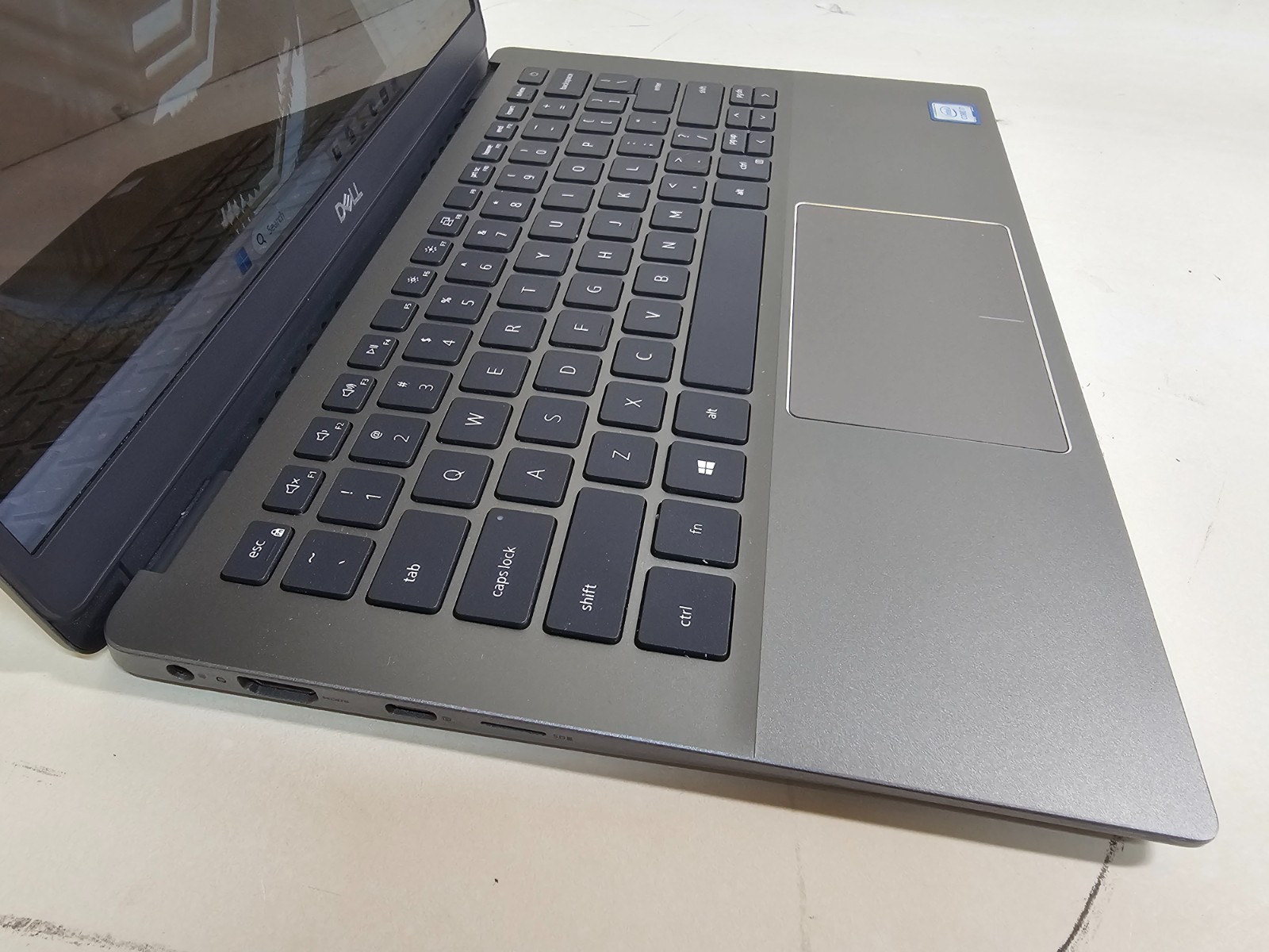 Dell Latitude 3301 Laptop – 1.8 GHz i7-8565U 8GB 256GB SSD Wi-Fi Webcam 13.3″
