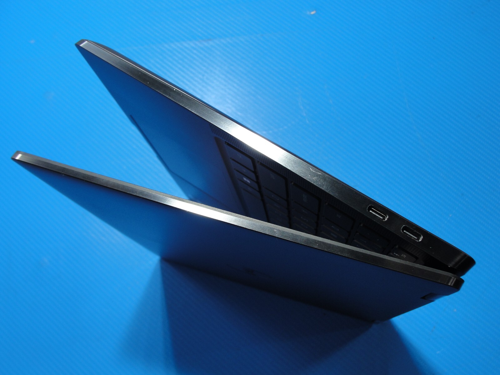 Dell Latitude 9330 2n1 13.3” WQXGA Intel Core i5-1240U 1.1GHz 16GB 256GB SSD
