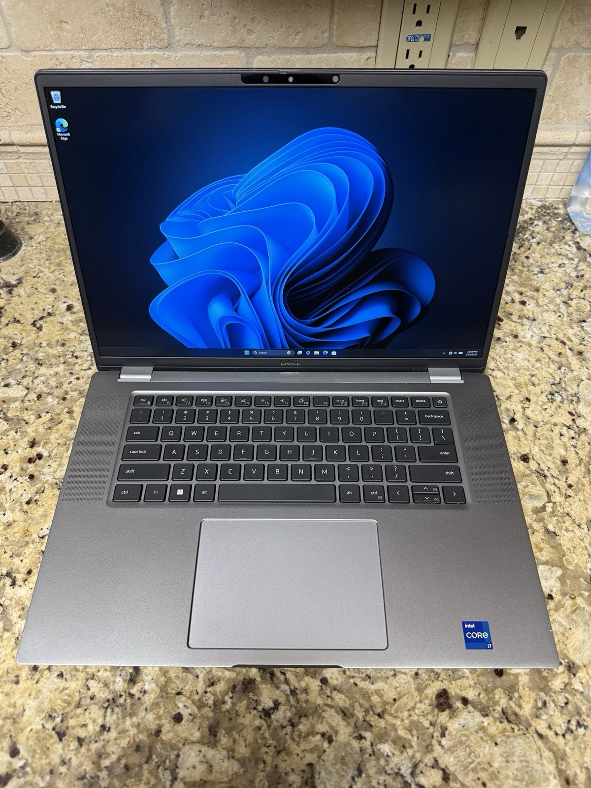 Dell Latitude 7640 16″ i7-1365U 16GB RAM 256GB SSD Laptop