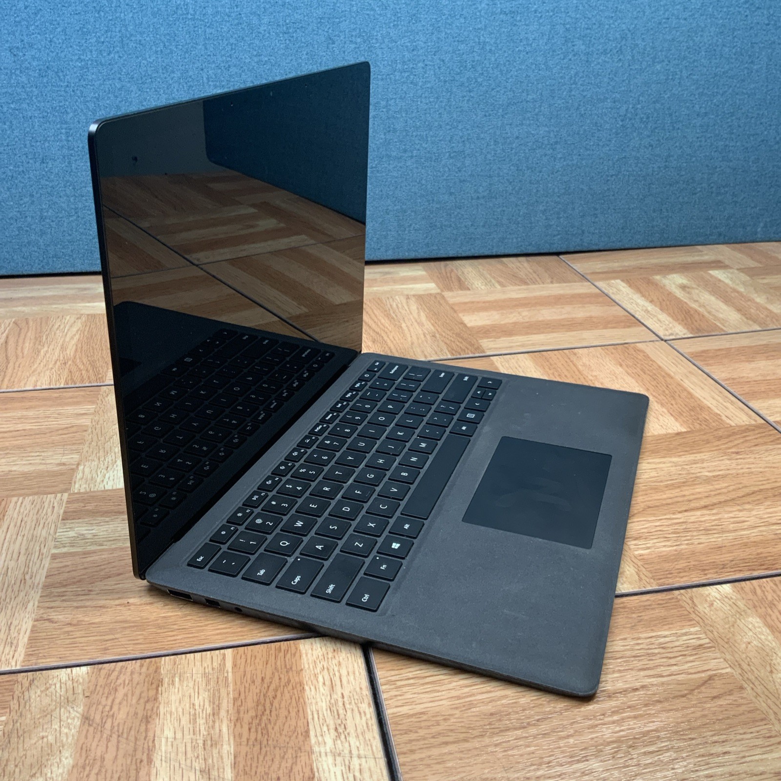 Microsoft Surface Laptop 2 Intel i5-8250U 8GB RAM 256 GB SSD Win 11 Pro