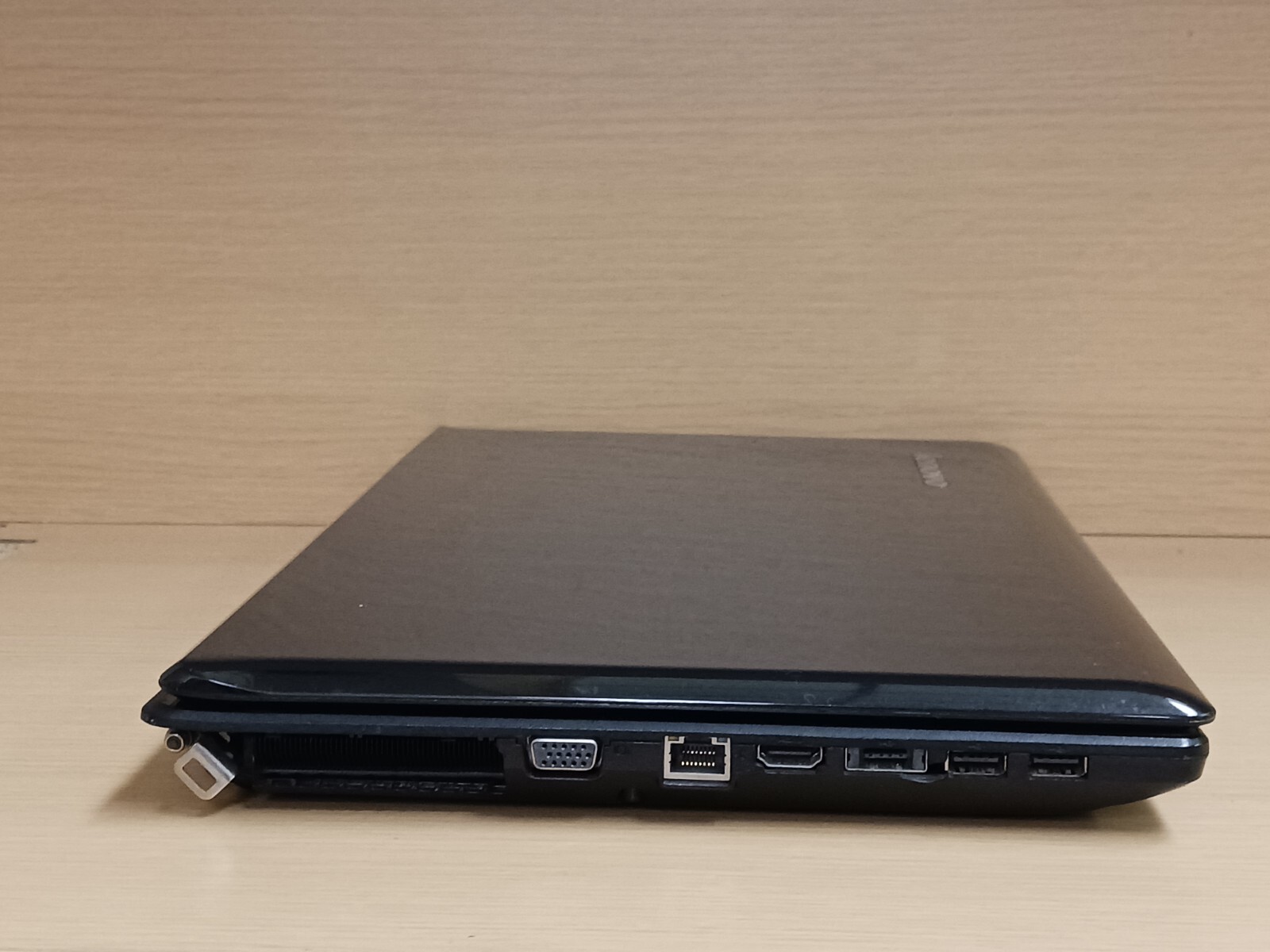 Lenovo G570 Laptop Intel Core i3 Windows 7 *Has Hinge Issue* Left Hinge Cover Mi