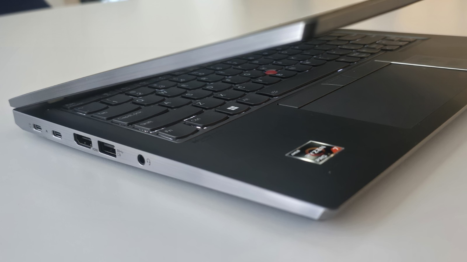 Lenovo ThinkPad X13 Gen3 Ryzen 7 Pro 685OU 2.75GHZ/16GB/1TB SSD/Radeon 680M