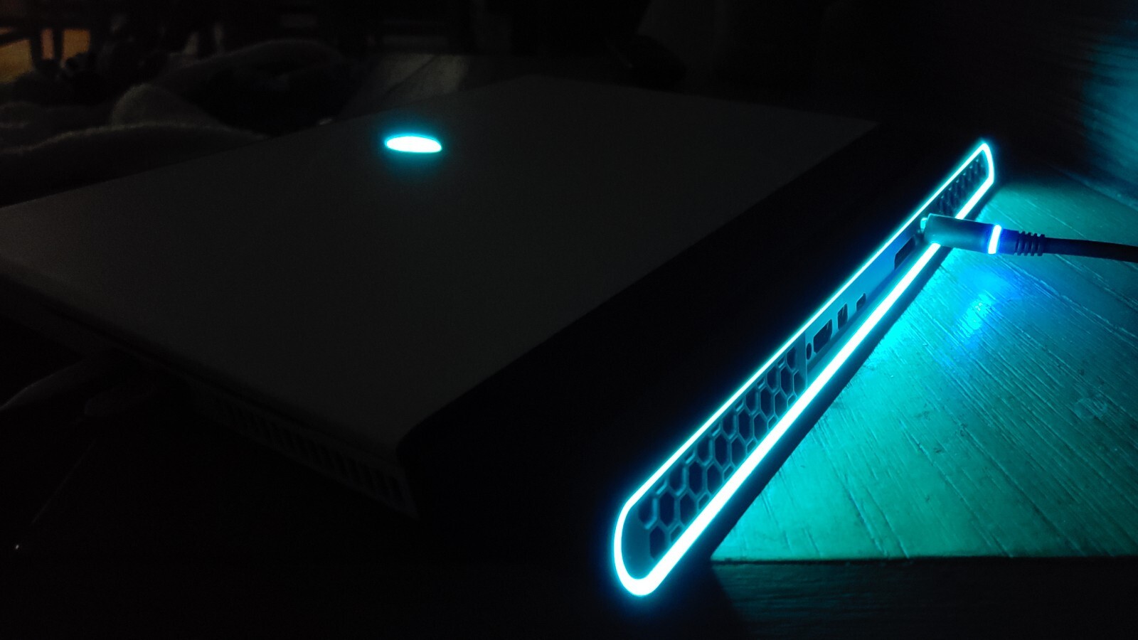 ALIENWARE M15 R2 15.6″ 4TB NVIDIA RTX 2070 OLED 4K 16GB Lunar Light Computer