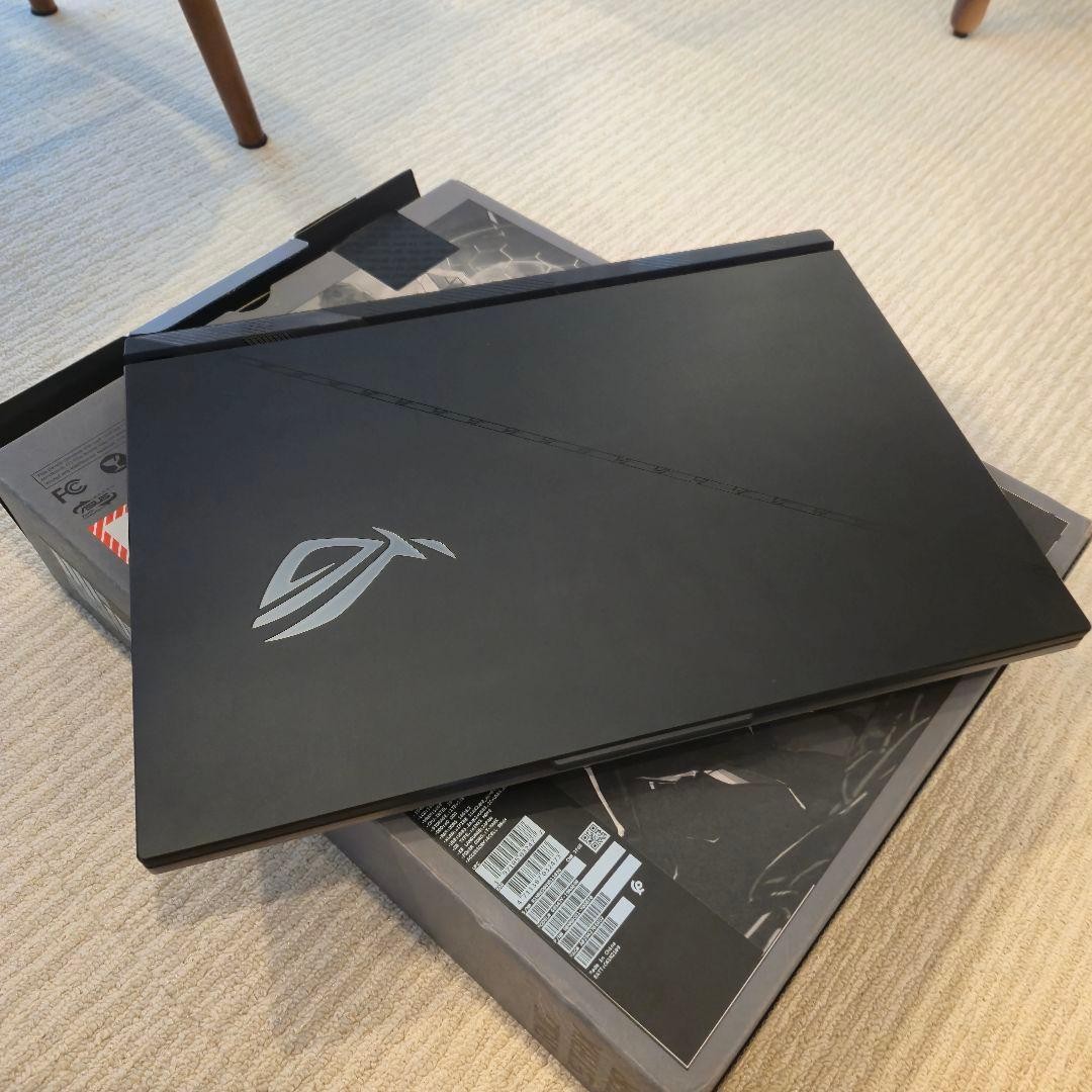 ASUS ROG Strix SCAR 18 Core i9 RTX 4090 32GB 2TB SSD 18 Inch Gaming Laptop
