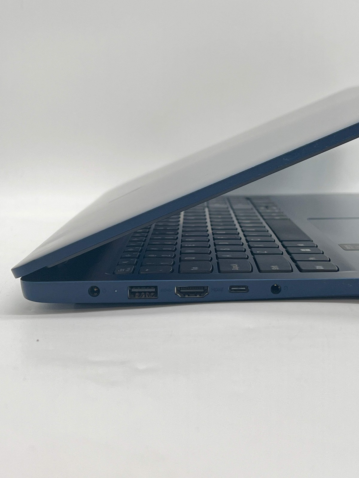 Lenovo IdeaPad Slim 3 15.6″ i3-N305 8GB 256GB – Used