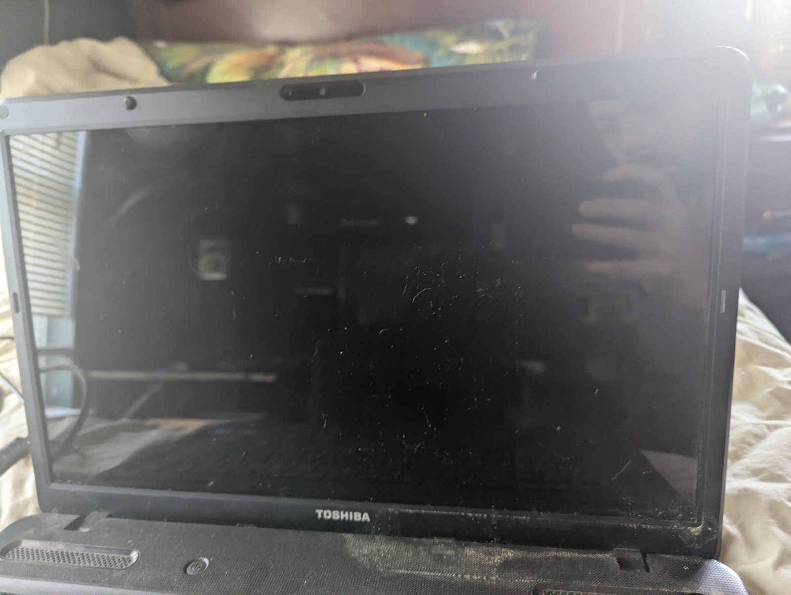 Toshiba Satellite C675 – S7308 Laptop (Cracked Screen, No RAM, No HDD)