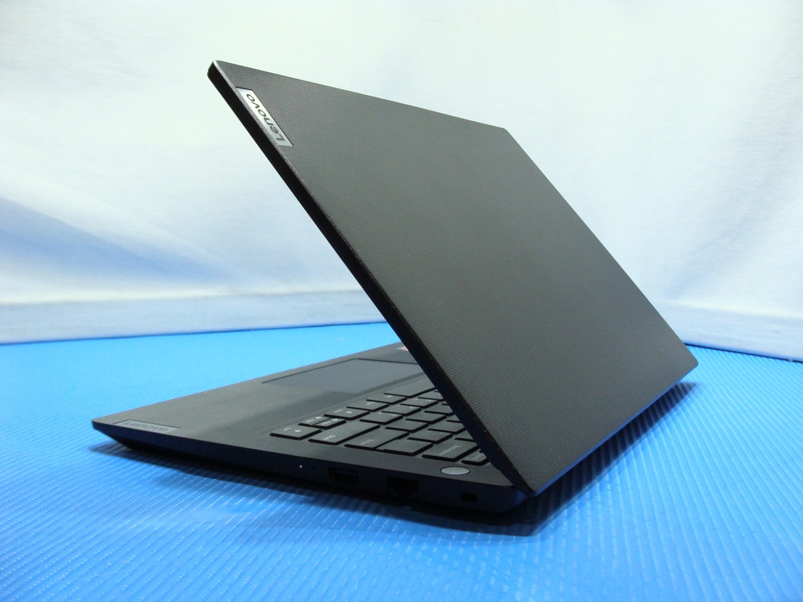 Lenovo V14 G4 AMN 14″FHD Ryzen 5 7th 2.8GHz 8GB 256GB SSD Win 11Pro 99t +PA