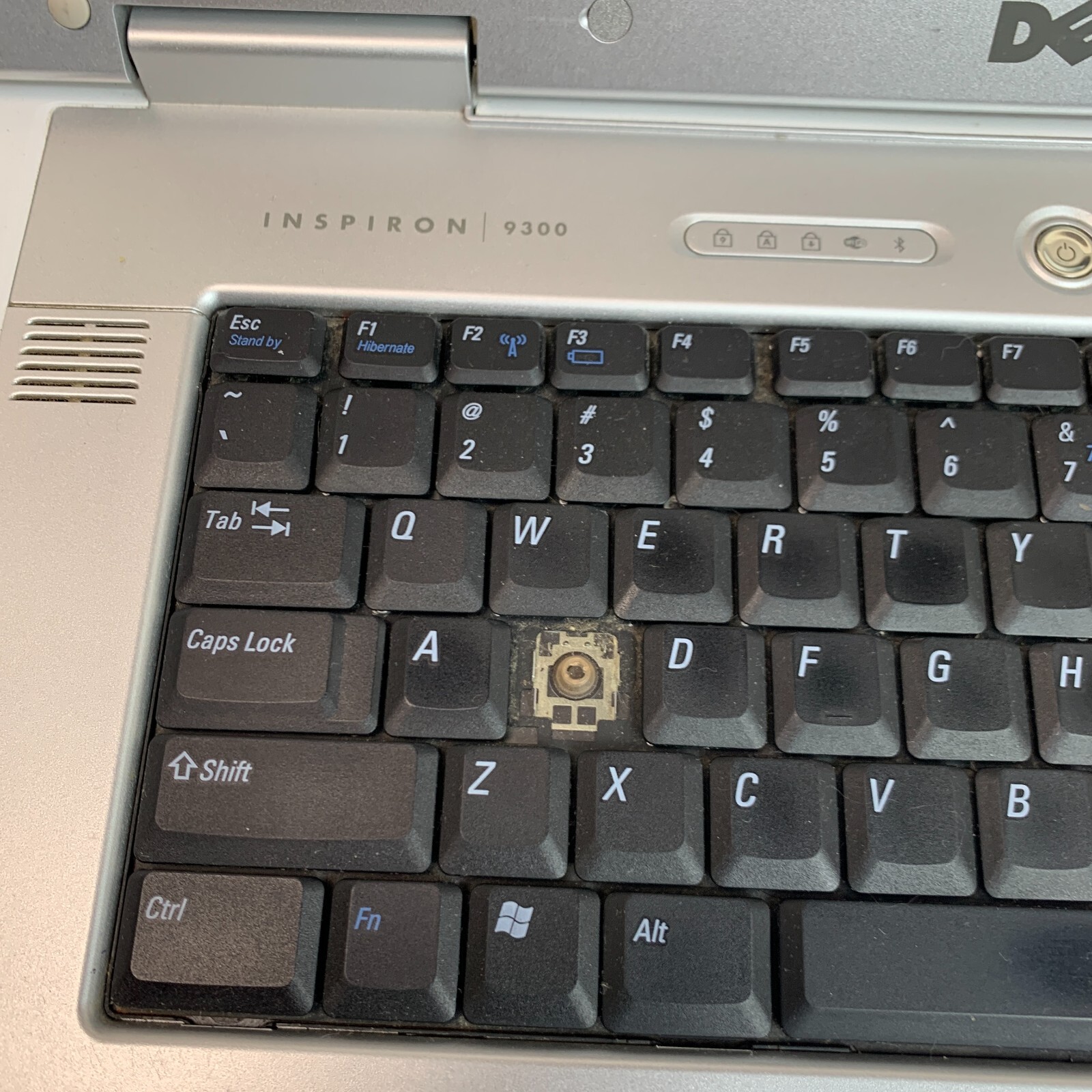 Dell Inspiron 9300 17″ Laptop Pentium M 2.0GHz 1GB RAM 100GB HDD XP (FOR PARTS)