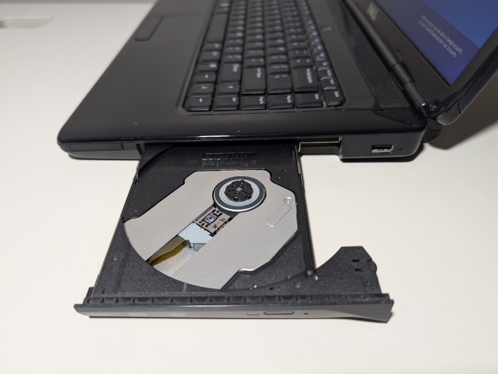 DELL INSPIRON 1545 | PENTIUM DUAL CORE T4400 4GB RAM 128GB SSD | HD WIN XP | DVD