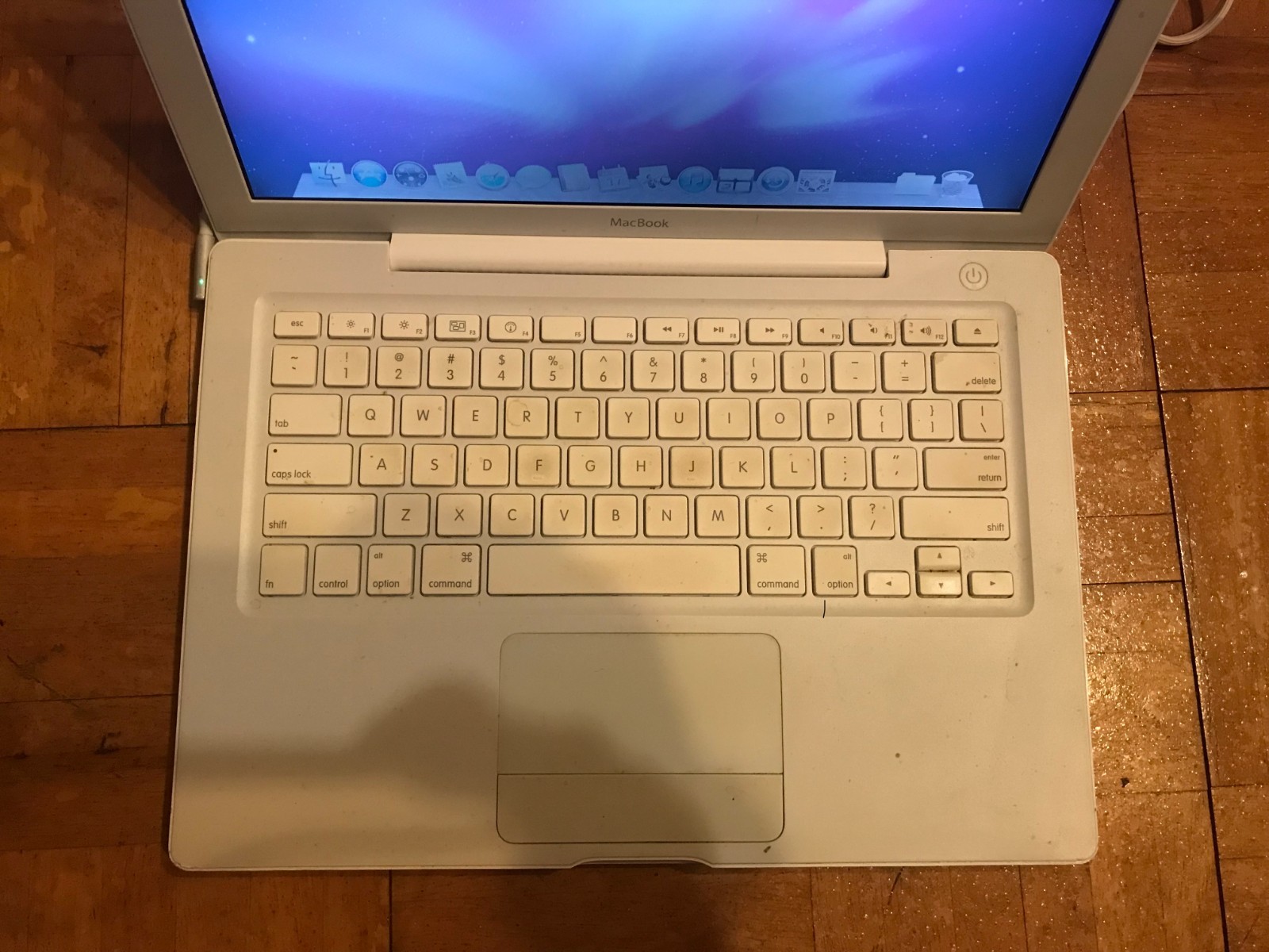 Apple MacBook A1181 1.83 GHz 2GB RAM 120 GB HDD OSx 10.6.8 No Charger Or Battery