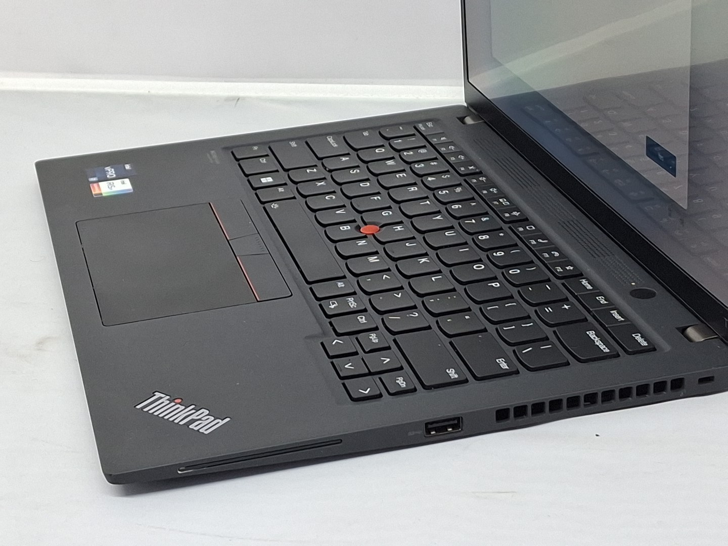 Lenovo ThinkPad T14s Gen 3 – i7-1270P – 16GB, 512GB, Windows 11 – tiny scratch