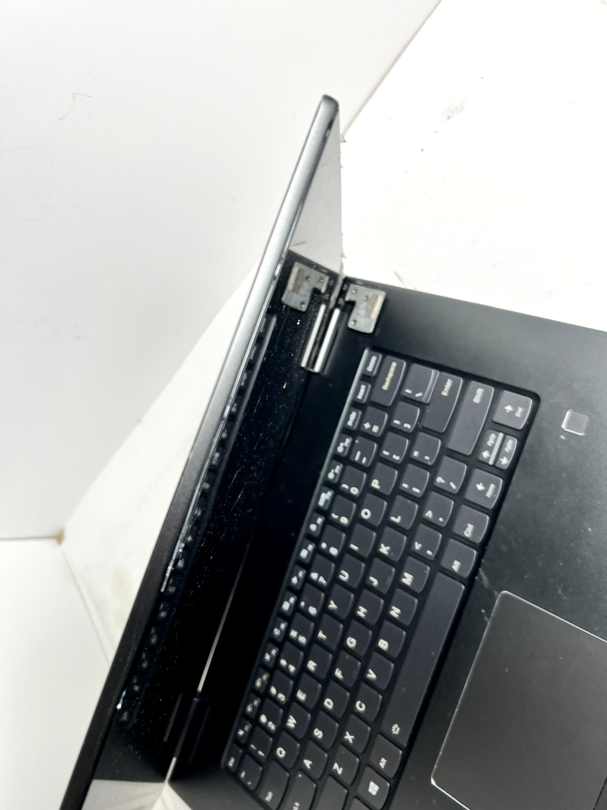Lenovo Yoga 730-15IKB 15.6″ 2 in 1 i5-8250U 1.60 GHz 16GB No SSD As-Is *Cracked*