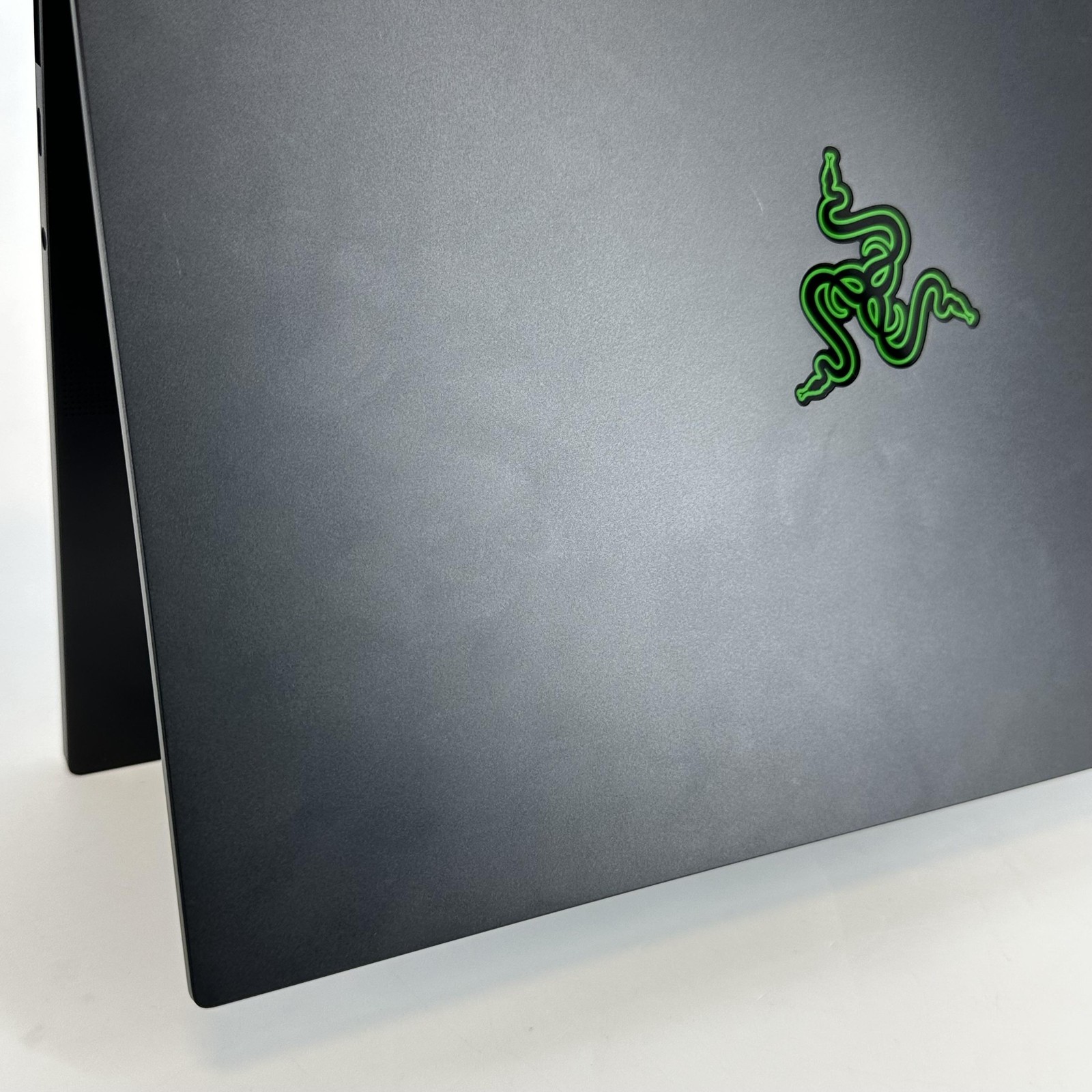 Razer Blade 14 120Hz 2025 2.0 Hz Ryzen AI 9 365 16GB 1TB SSD RTX 5060 BENT FRAME