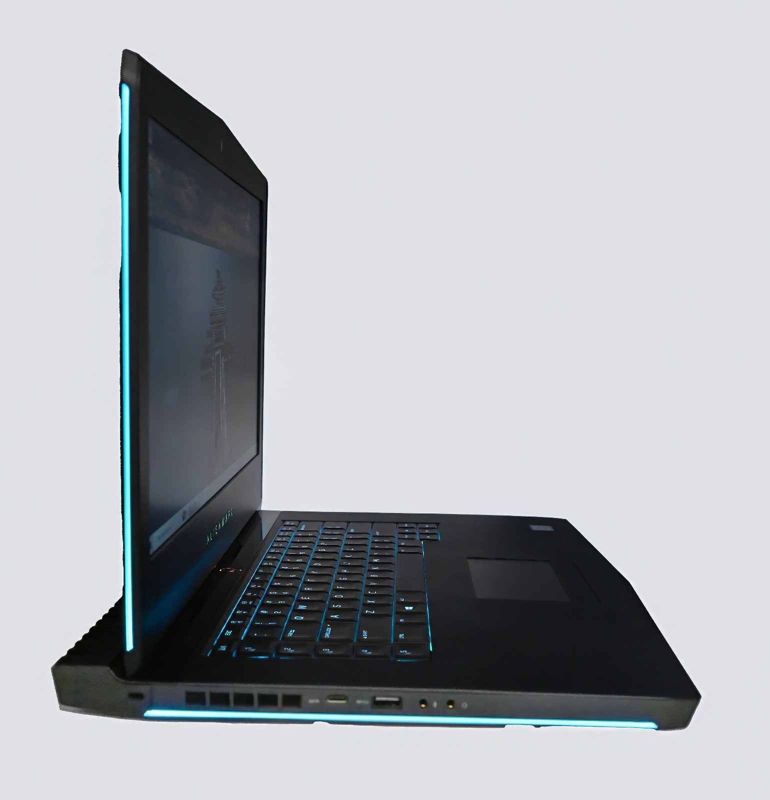 Alienware 15 R4 i7-8750H 2.2GHz 12GB RAM 240GB SSD GeForce GTX 1060 WINDOWS 11