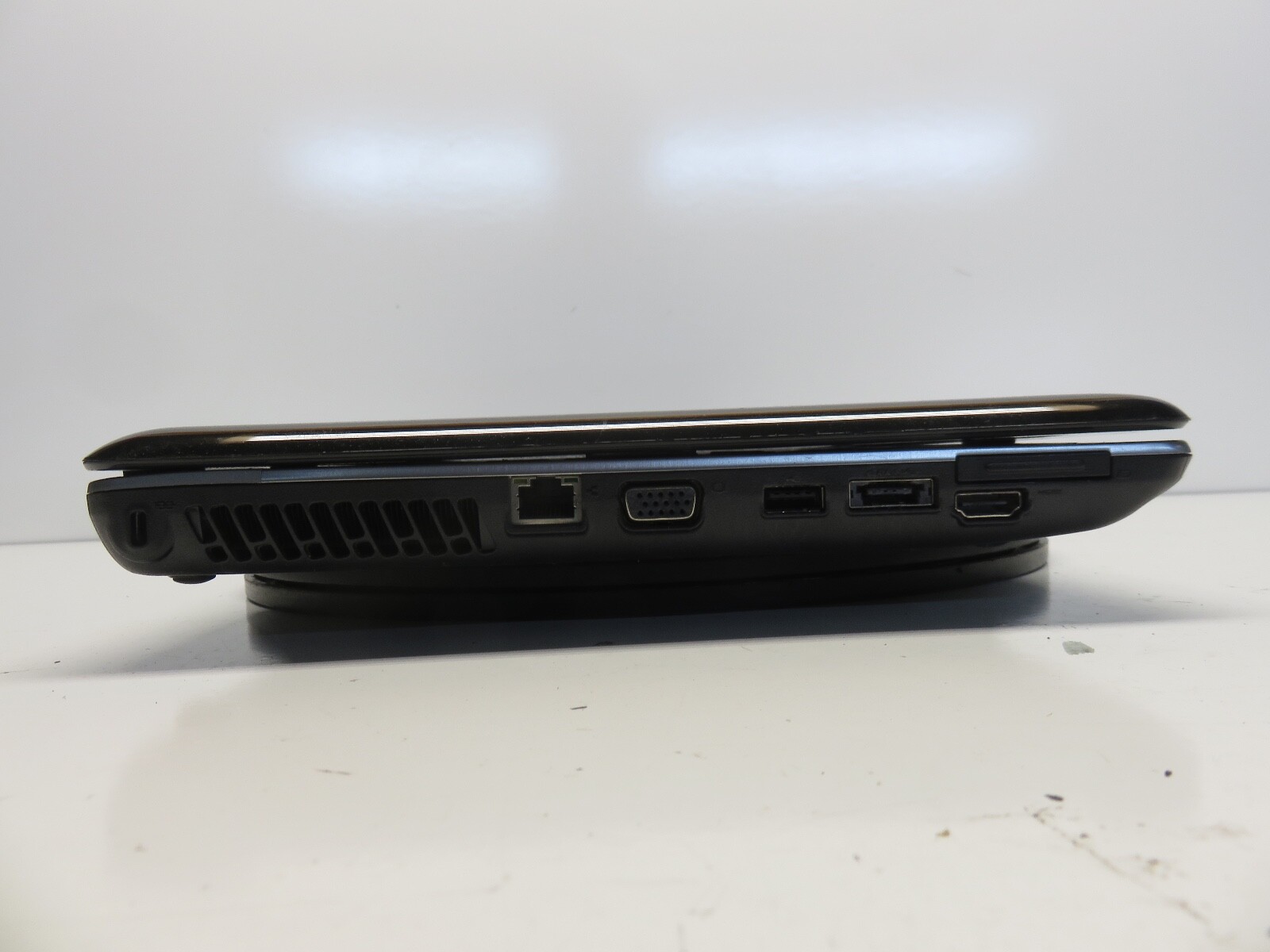 Lenovo IdeaPad Z560 Intel i5 M460 2.53GHz 4 GB NO HDD No Batt