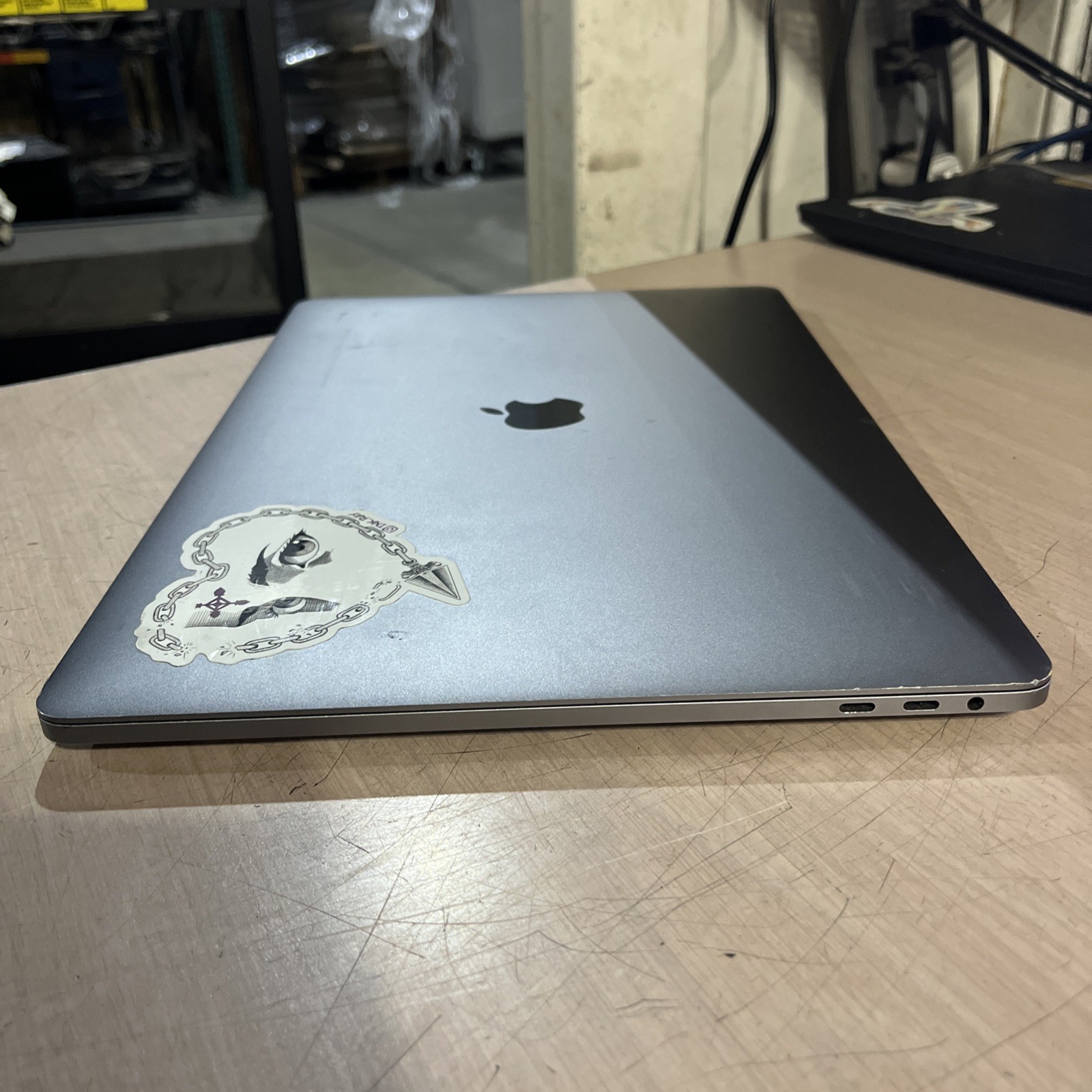 APPLE MACBOOK PRO 15″ TOUCH/MID-2017 CORE I7-7700HQ 2.8GHZ 16GB RAM 256SSD