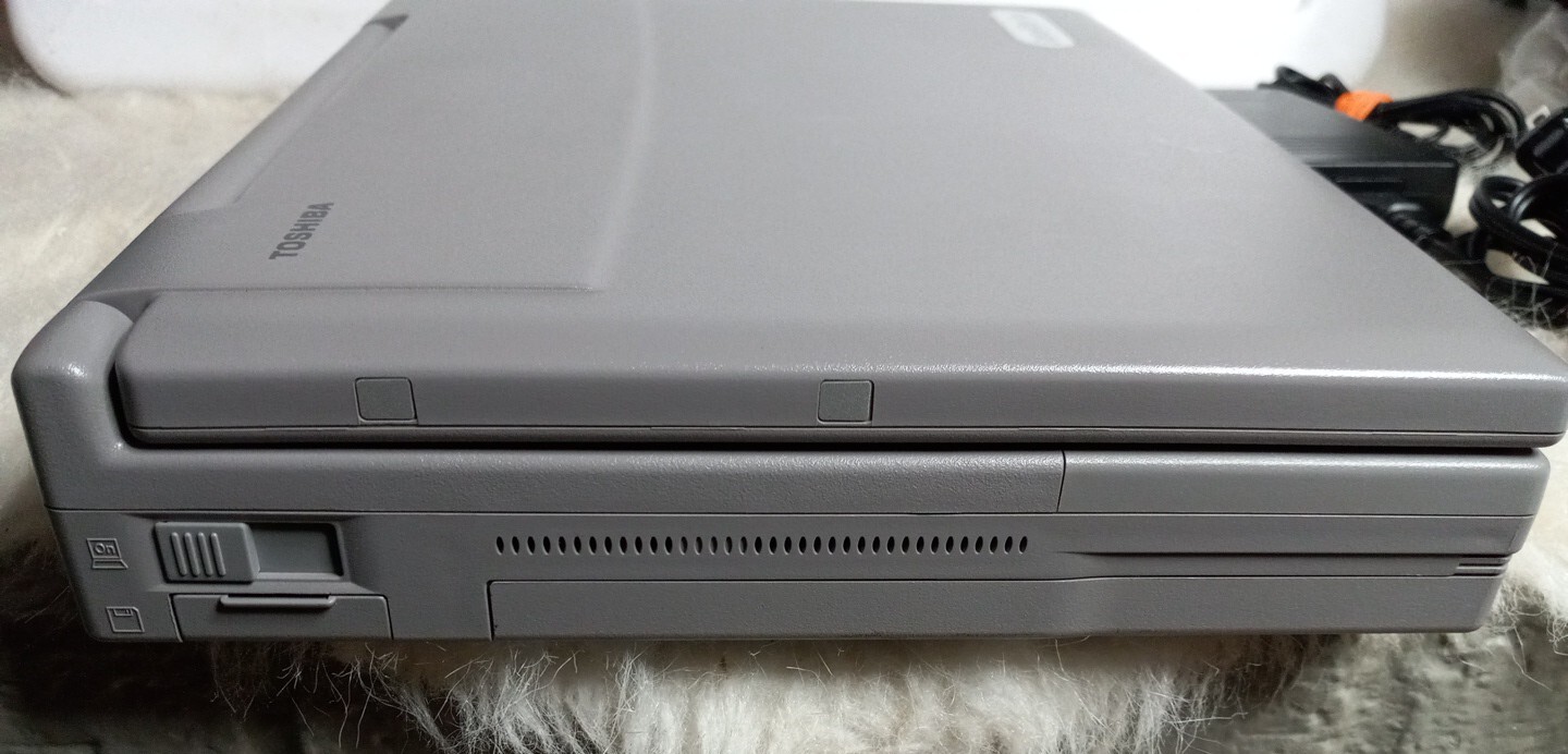 Toshiba Satellite Pro 490CDT Pentium II 4GB windows98+ Battery & Power Adapter