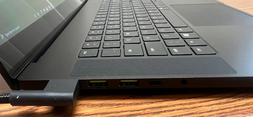Razer Blade 15 RZ09-0409C 2021 4K UHD TOUCH 32GB 1TB SSD – RTX 3080 – Excellent