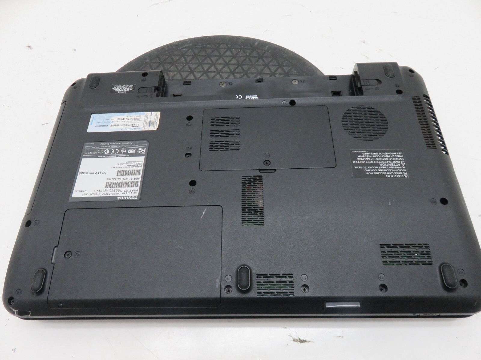 Toshiba Satellite C655D-S5202 Laptop AMD C-50 2GB Ram No HDD/Batt/Bad Hinges