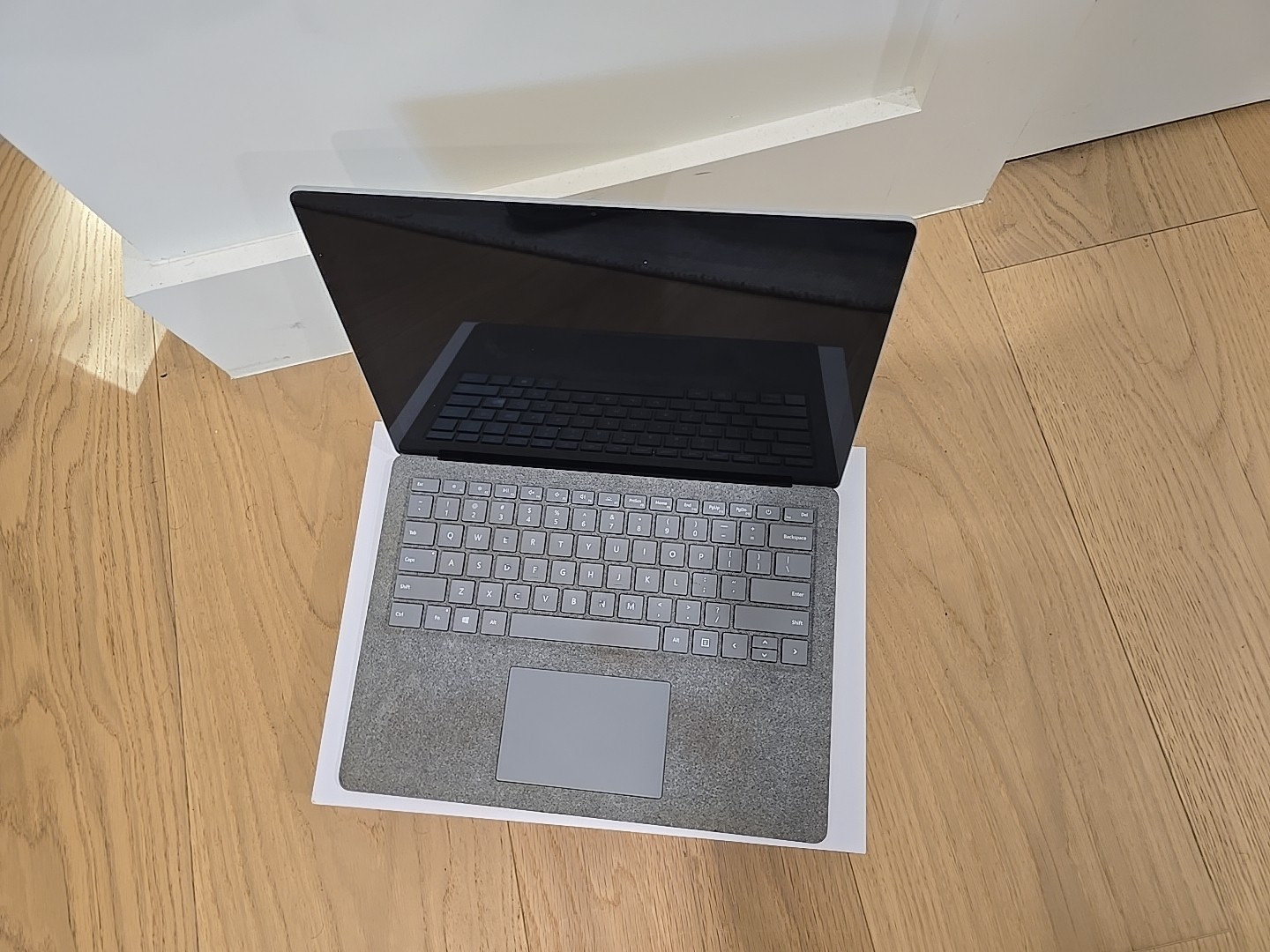 Microsoft Surface Laptop 13.5” (256 GB, Intel Core i5 1ST Gen., 8 GB) -…