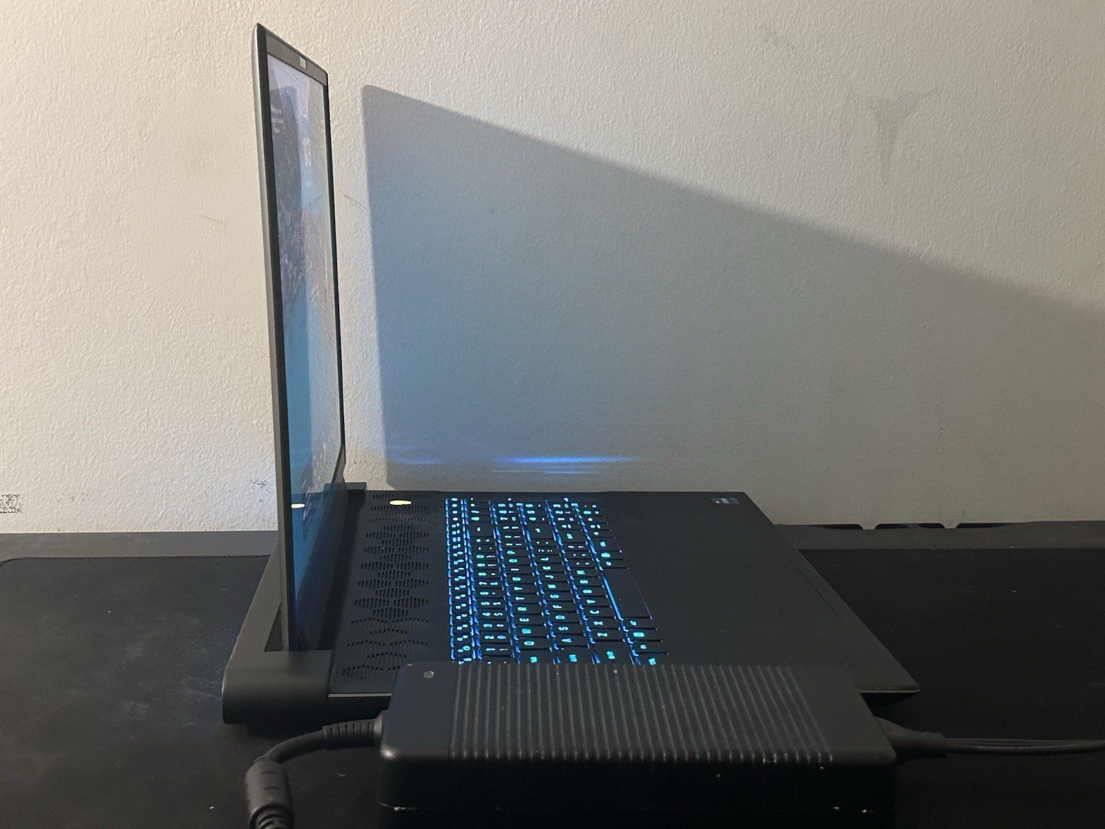 Alienware M18 Gaming Laptop QHD+ Display, Intel Core i7-13700HX, 16 GB DDR5 RAM.