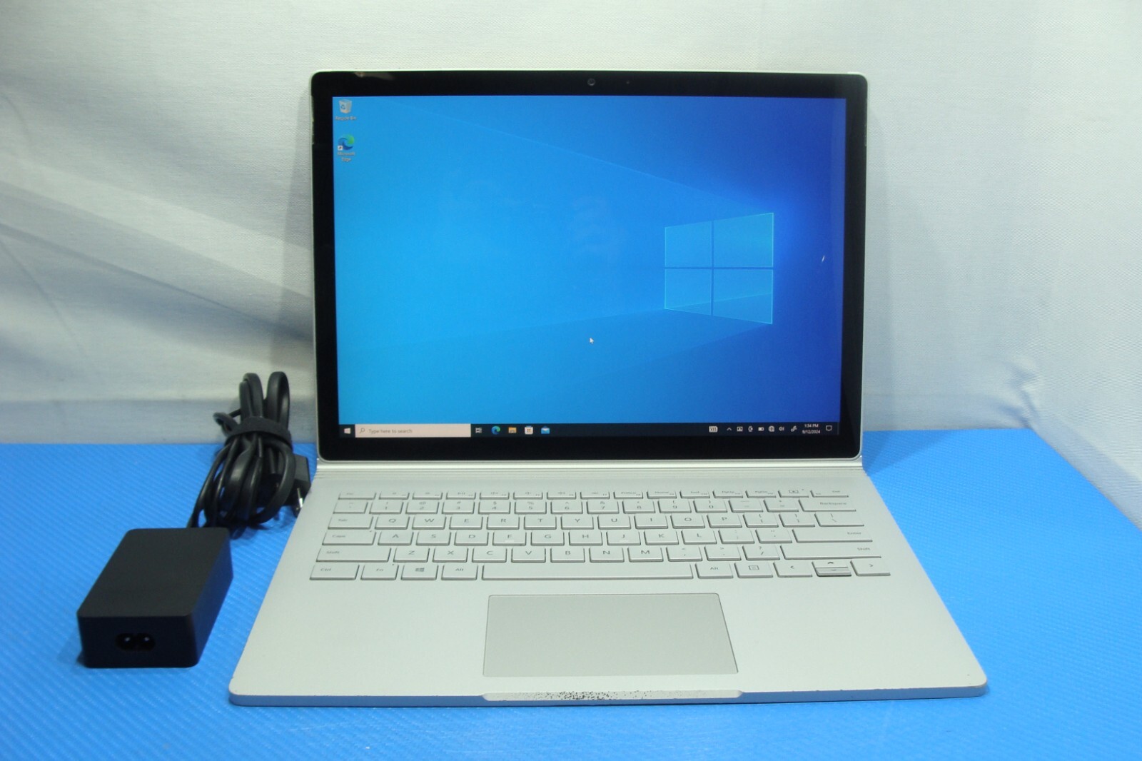 Microsoft Surface Book 2 1832 13.5″TOUCH i5-7300U 2.6GHz 8GB 256GB +Charger