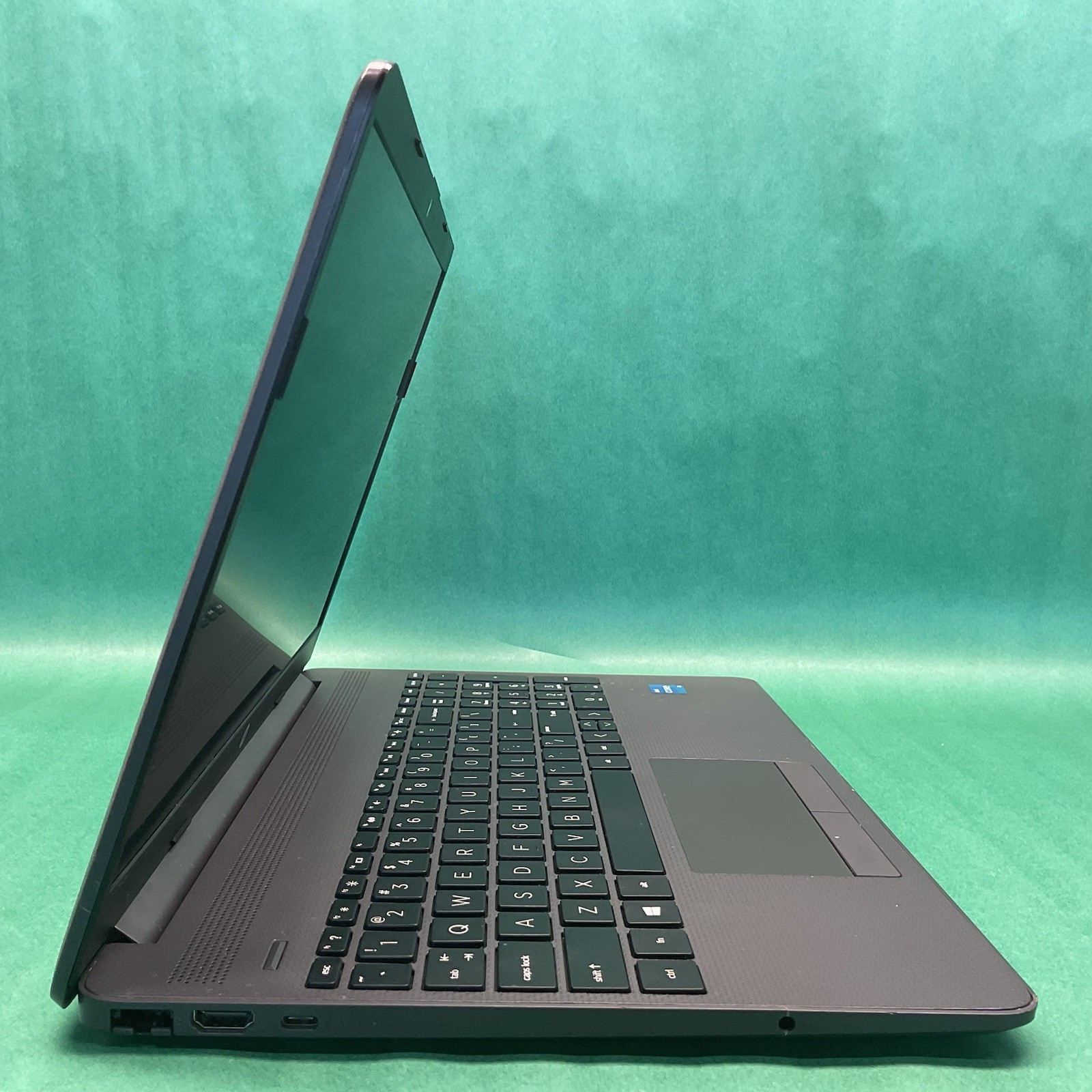 HP NoteBook 250 G8 Core i5-1135G7 – Powers On – NO HARD DRIVE- Untested