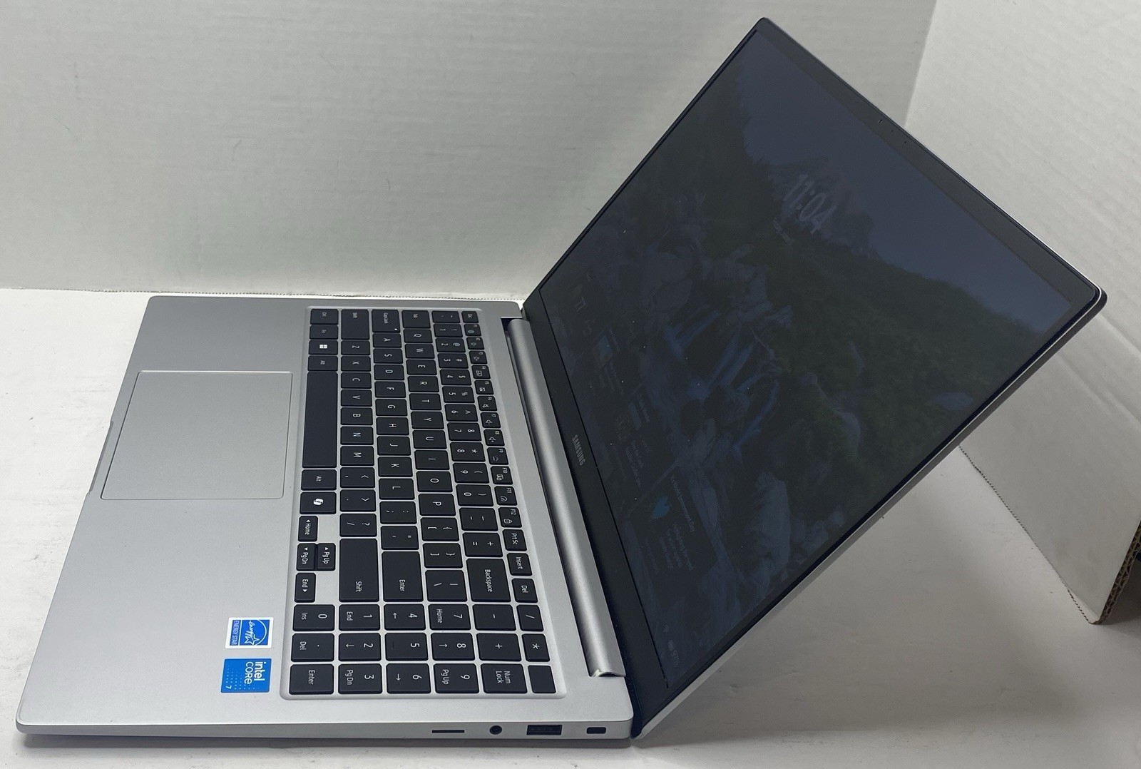Samsung Galaxy Book4 15.6″ Core 7 16GB 512GB SSD Win11 Pro See Notes