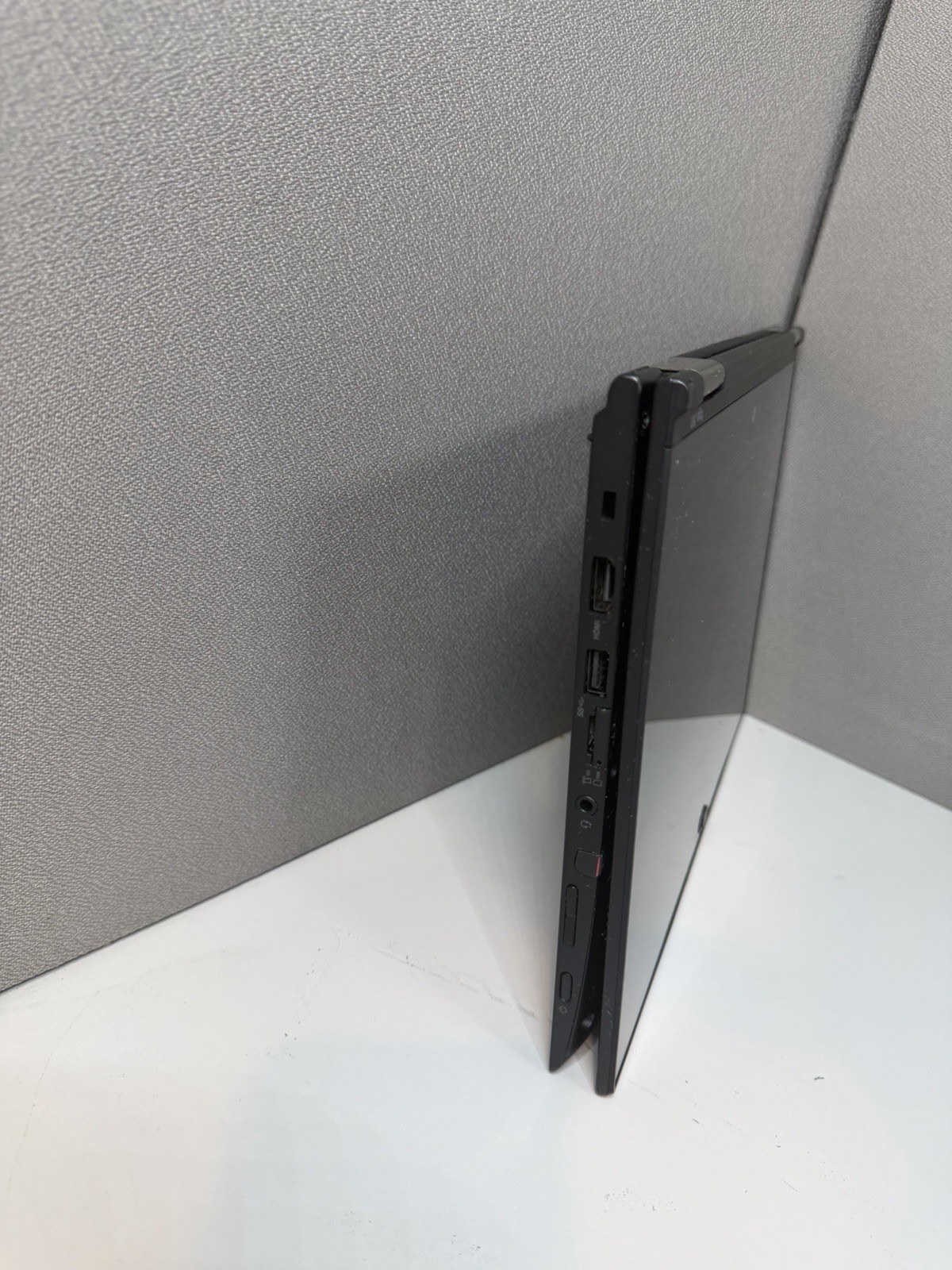 Lenovo ThinkPad Yoga 260 12.5” Touch Laptop i3-6100U 4GB RAM, 128GB SSD +Charger